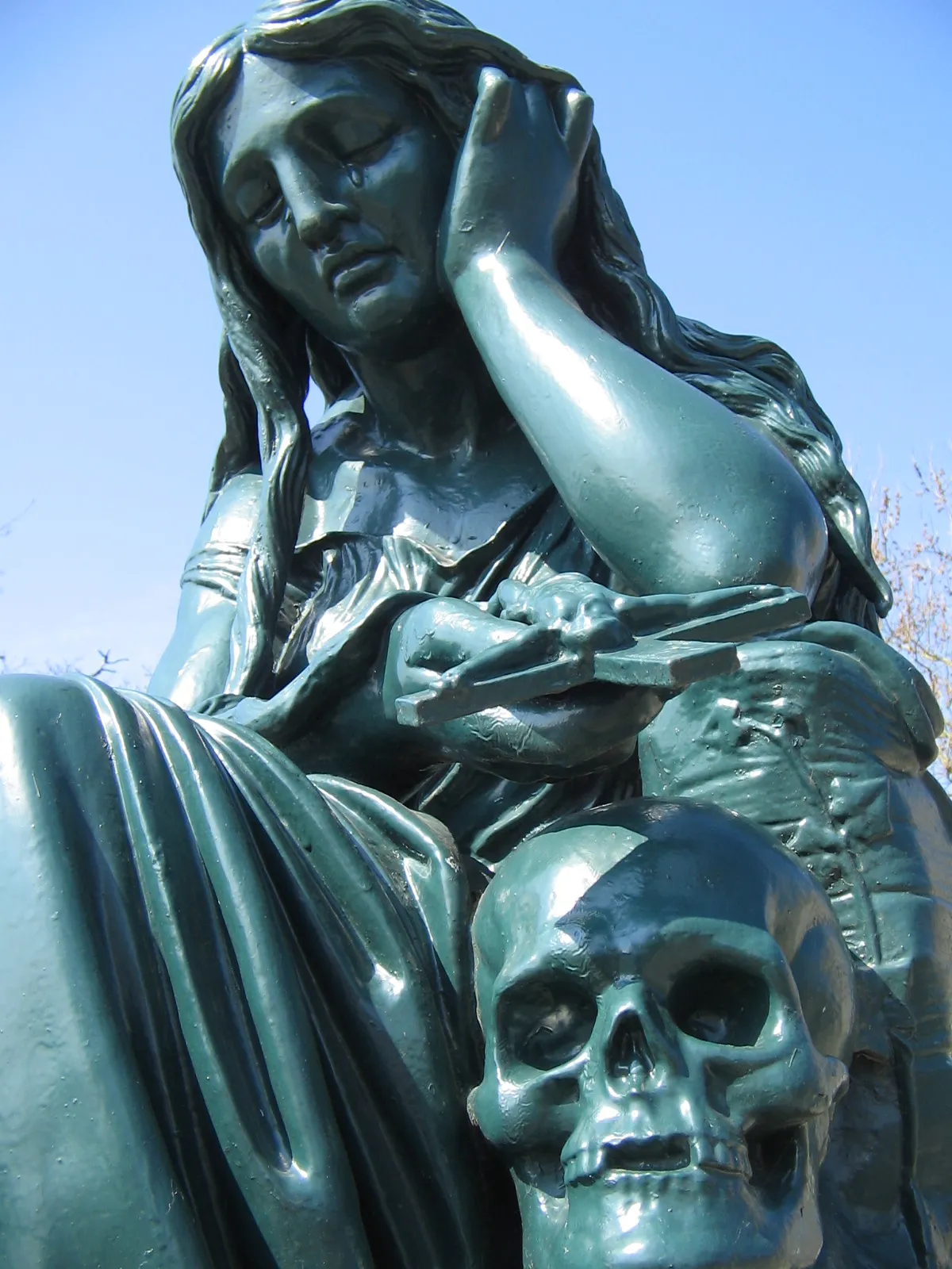 Photo showing: Statue près de la Basilique Notre-Dame de Pitié, La Chapelle-Saint-Laurent, Deux-Sèvres, France