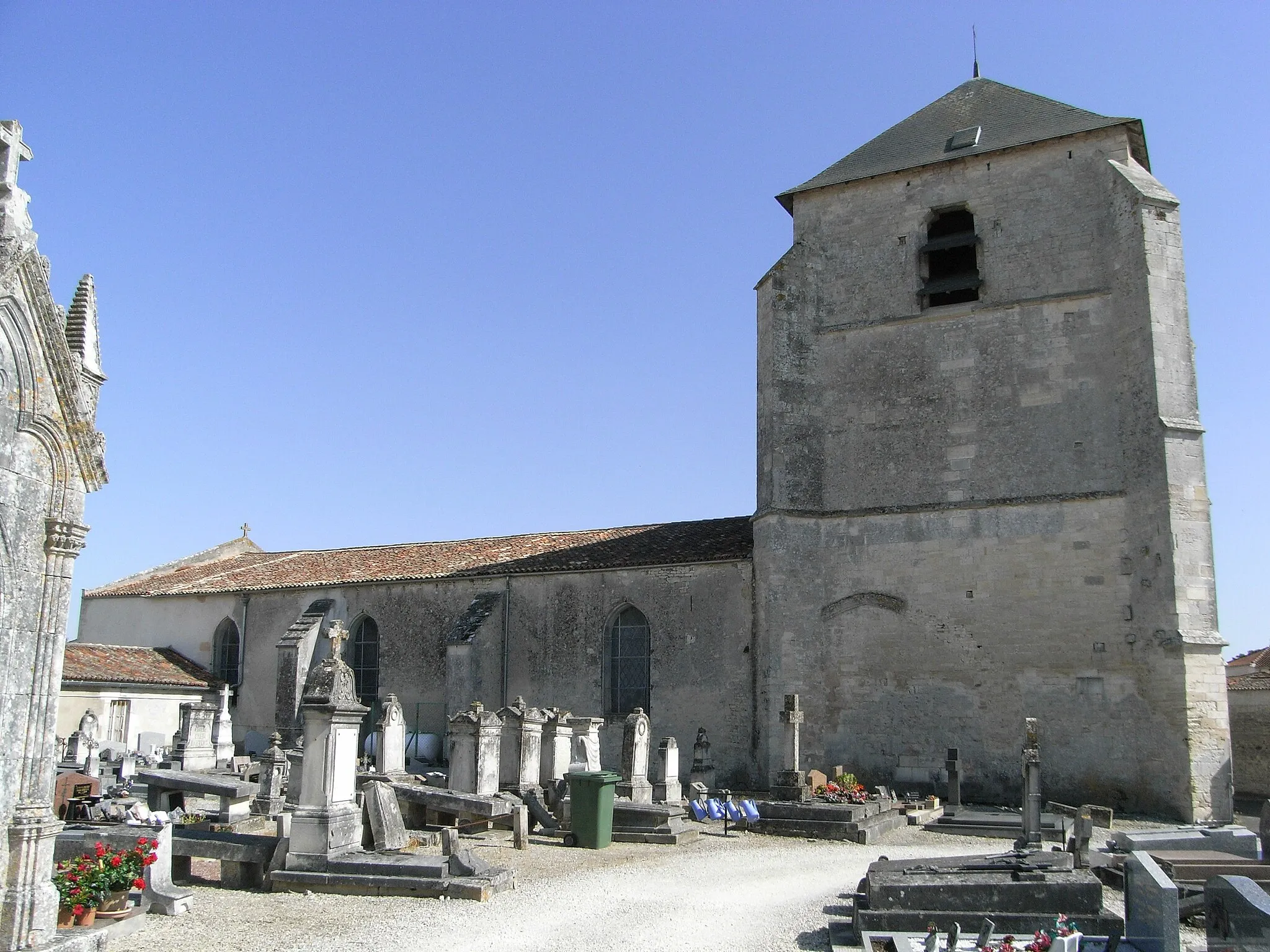 Photo showing: Église Sainte-Madeleine de La Jarrie, commune de Charente-Maritime en France (vue nord).