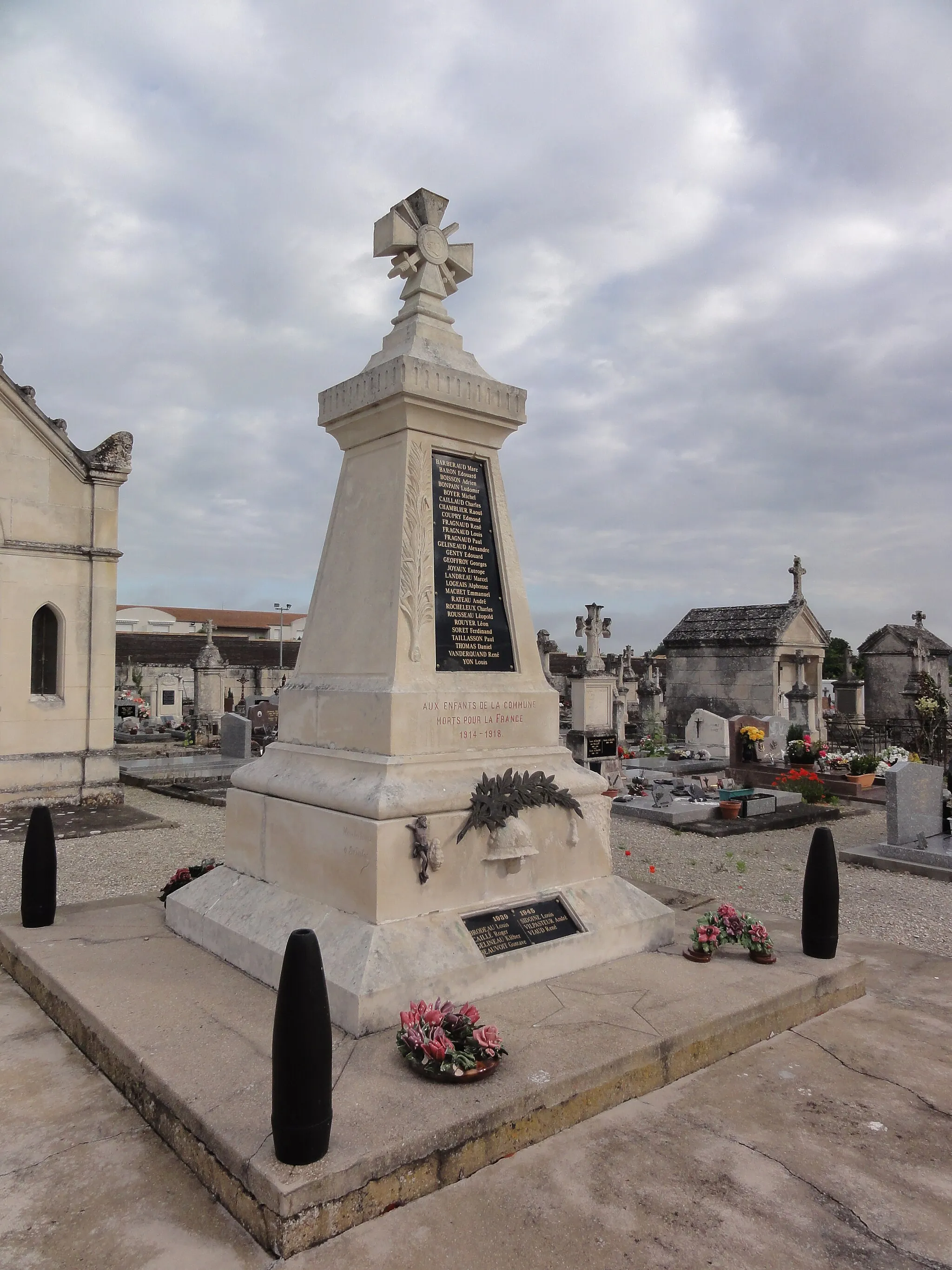 Photo showing: Les Gonds (Charente-Maritime) monument aux morts au cimetière