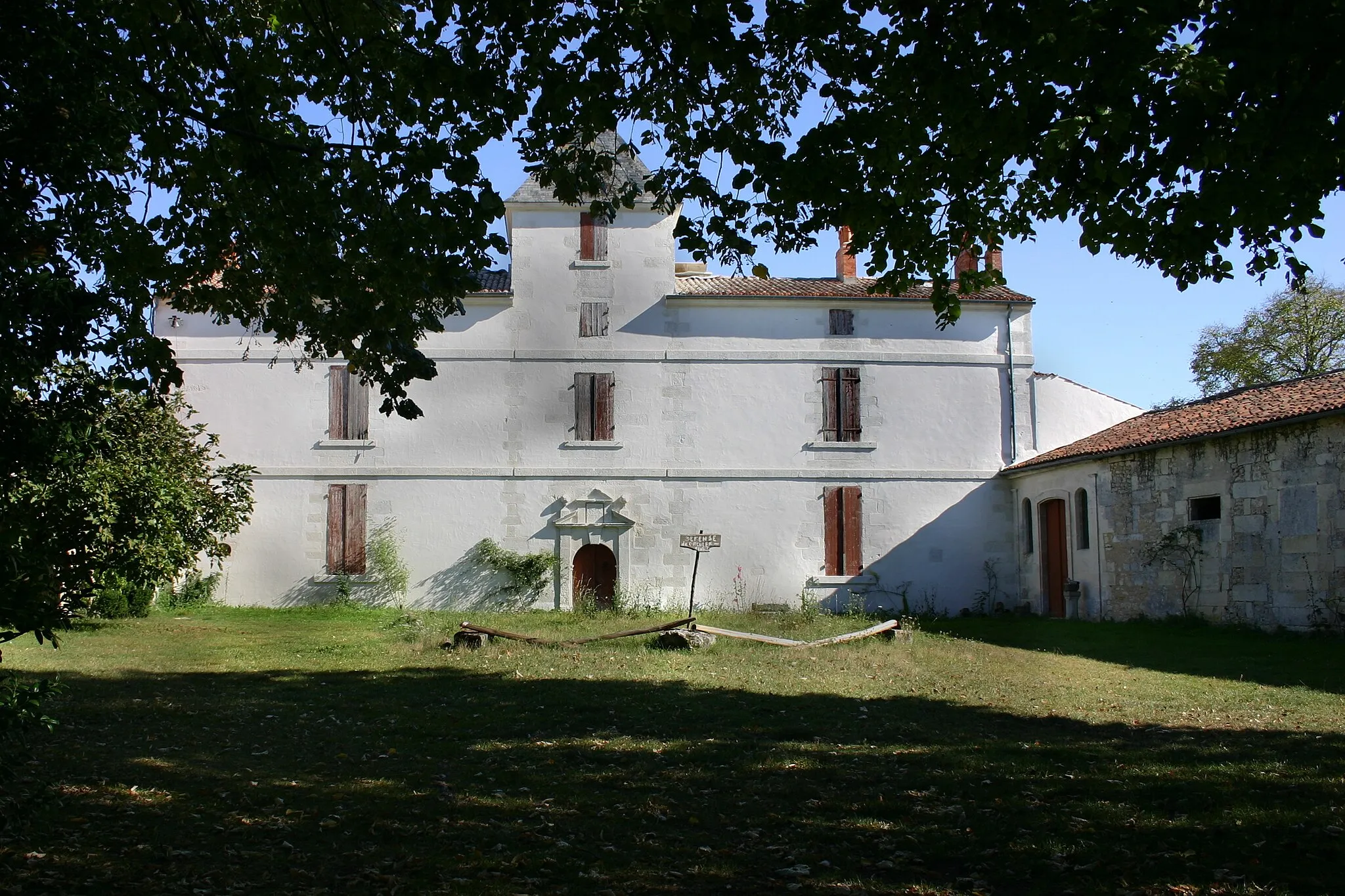 Photo showing: This building is indexed in the base Mérimée, a database of architectural heritage maintained by the French Ministry of Culture, under the reference PA17000011 .