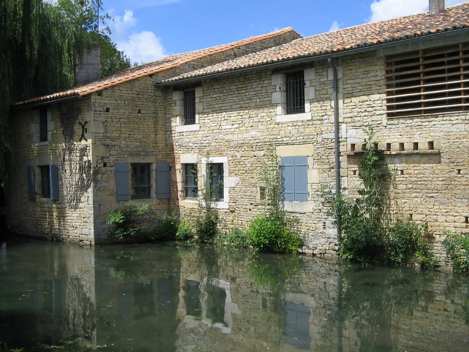 Photo showing: le moulin de Lezay (79) en juin 2011