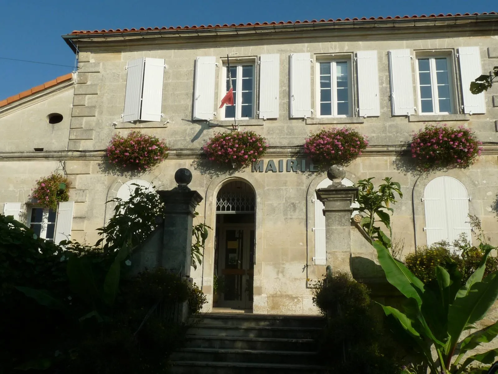 Photo showing: town hall of Linars, Charente, SW France