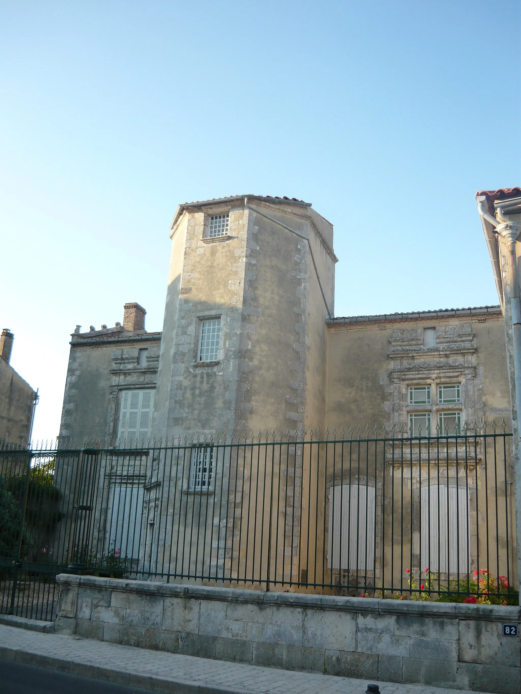 Photo showing: L'unique maison de style Renaissance à Marennes dans le centre ville (17).