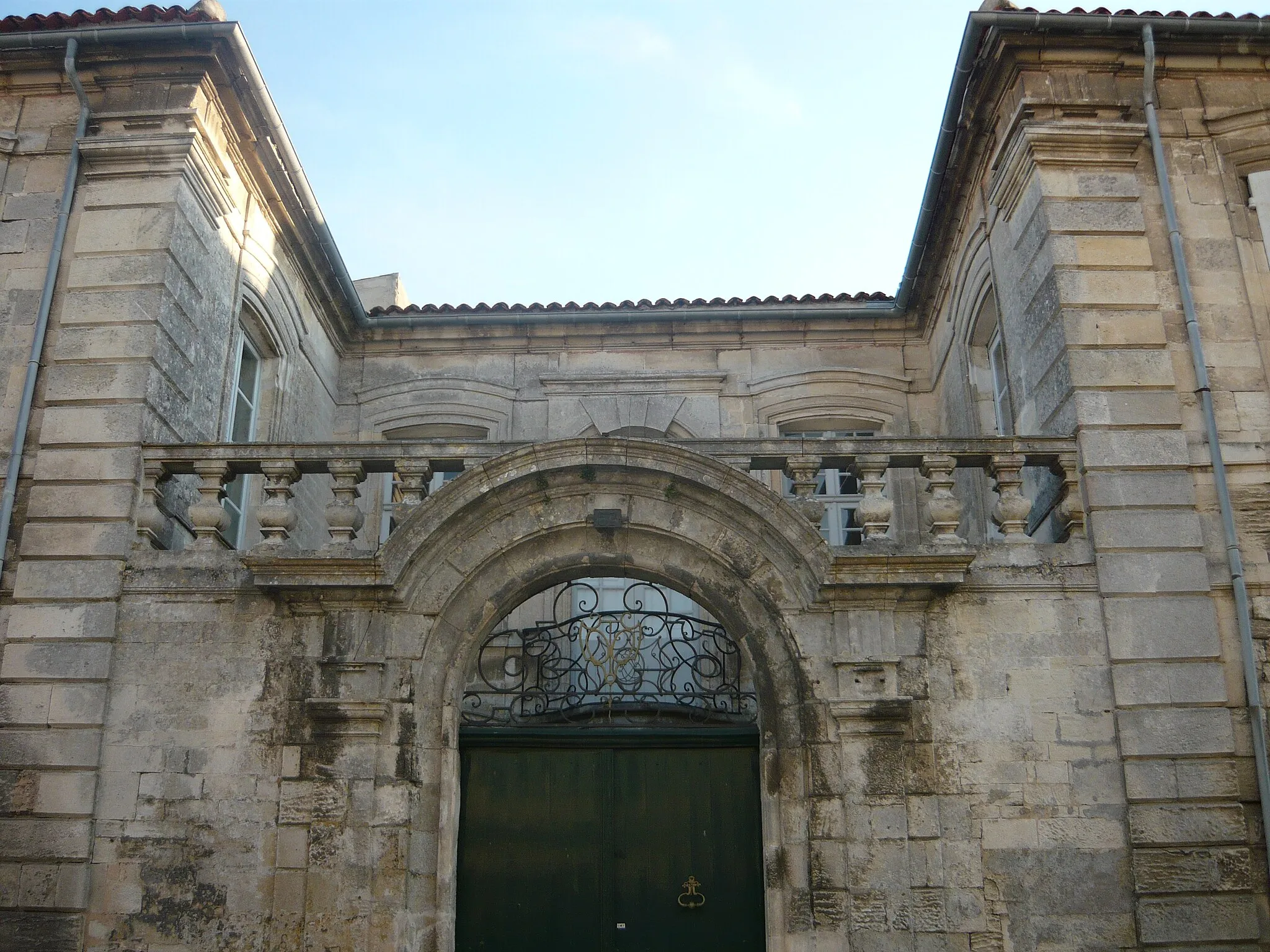 Photo showing: Portail d'entrée d'un immeuble d'époque classique à Marennes (17).