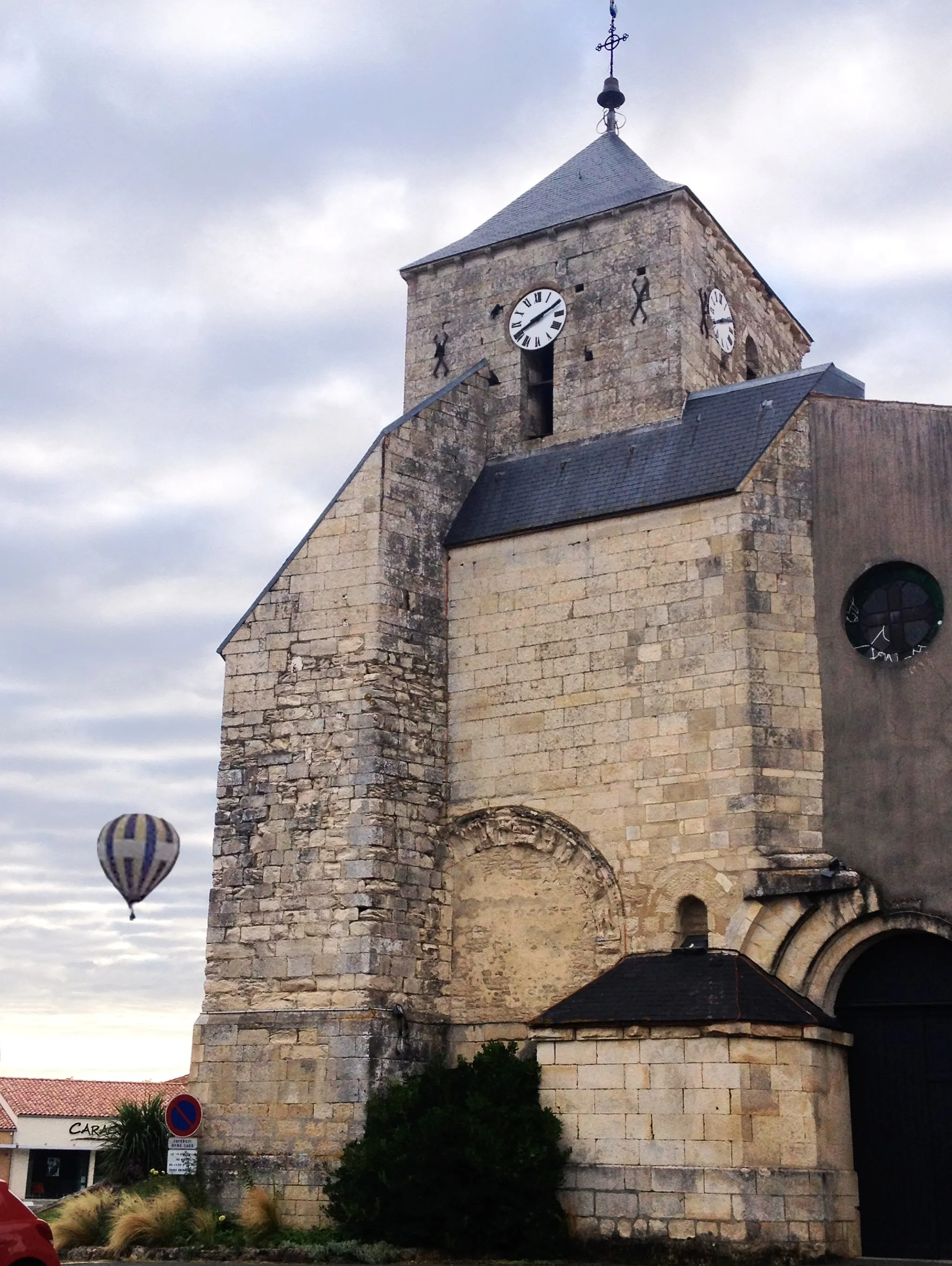 Photo showing: Les montgolfières qui survolent le Marais poitevin passent régulièrement au-dessus de l'église romane de Mauzé sur le Mignon.