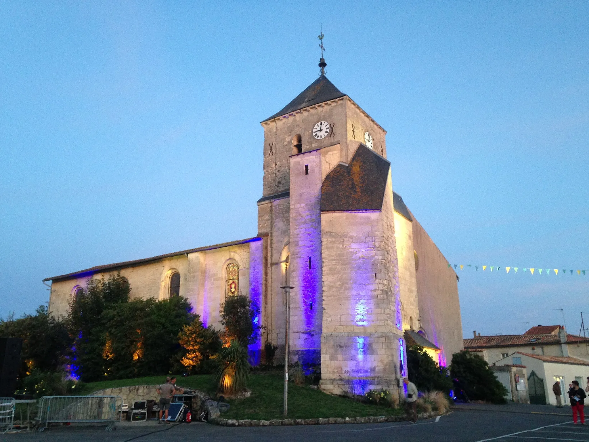 Photo showing: L'église mise en lumière lors des Nuits romanes