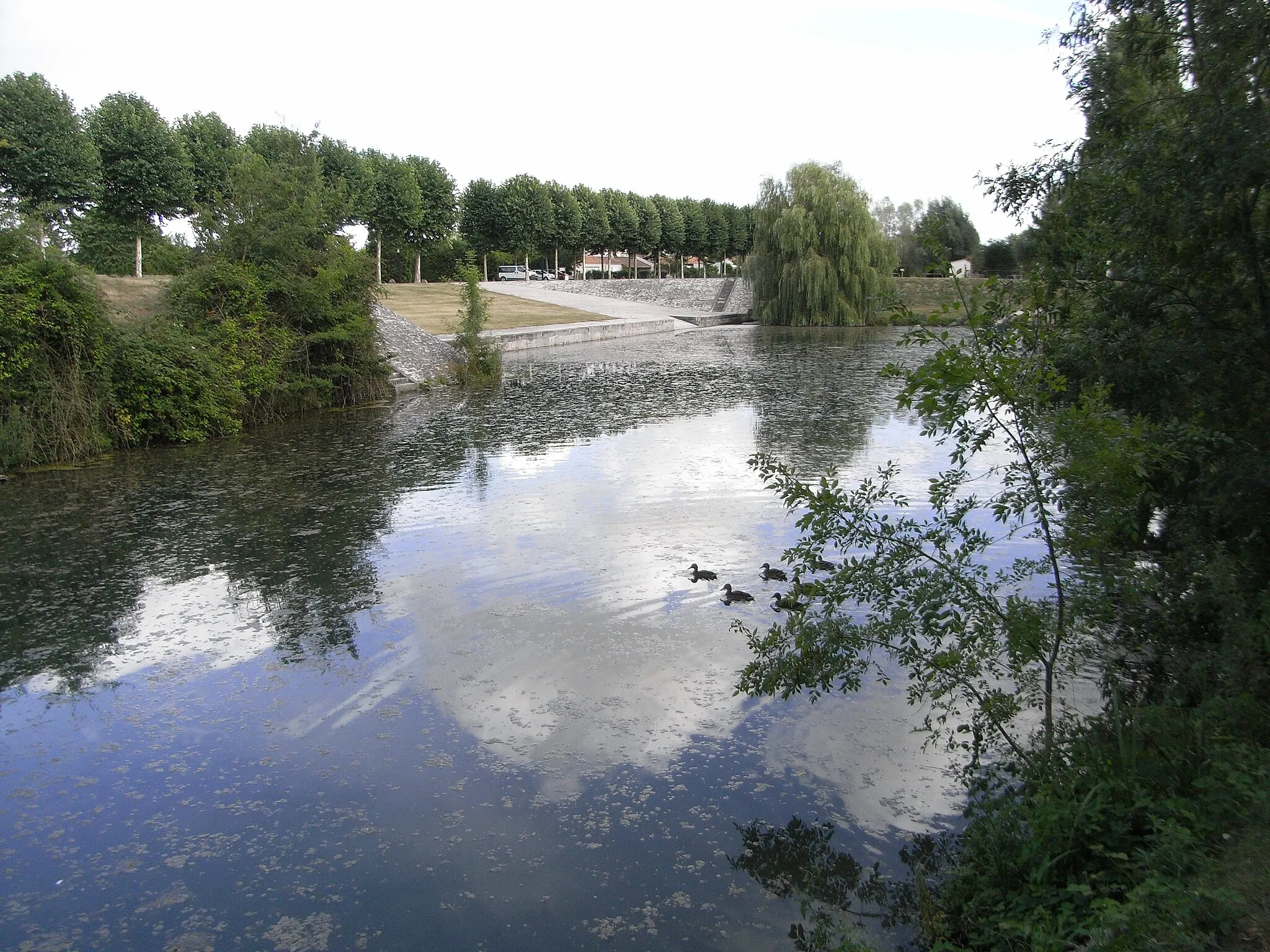 Photo showing: Port de Mauzé sur le Mignon, point de départ du Canal du Mignon en Deux-sèvres (France)