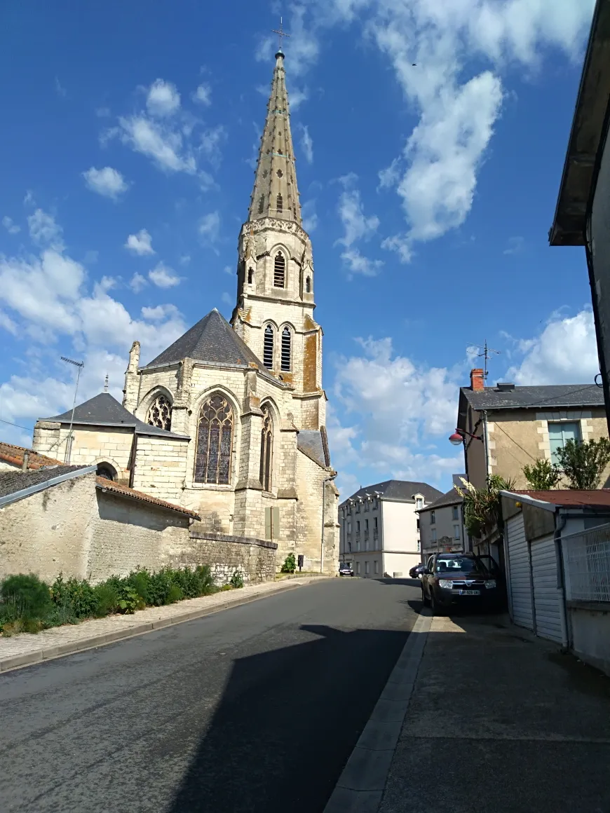 Photo showing: L'église de Mirebeau (86110, France).