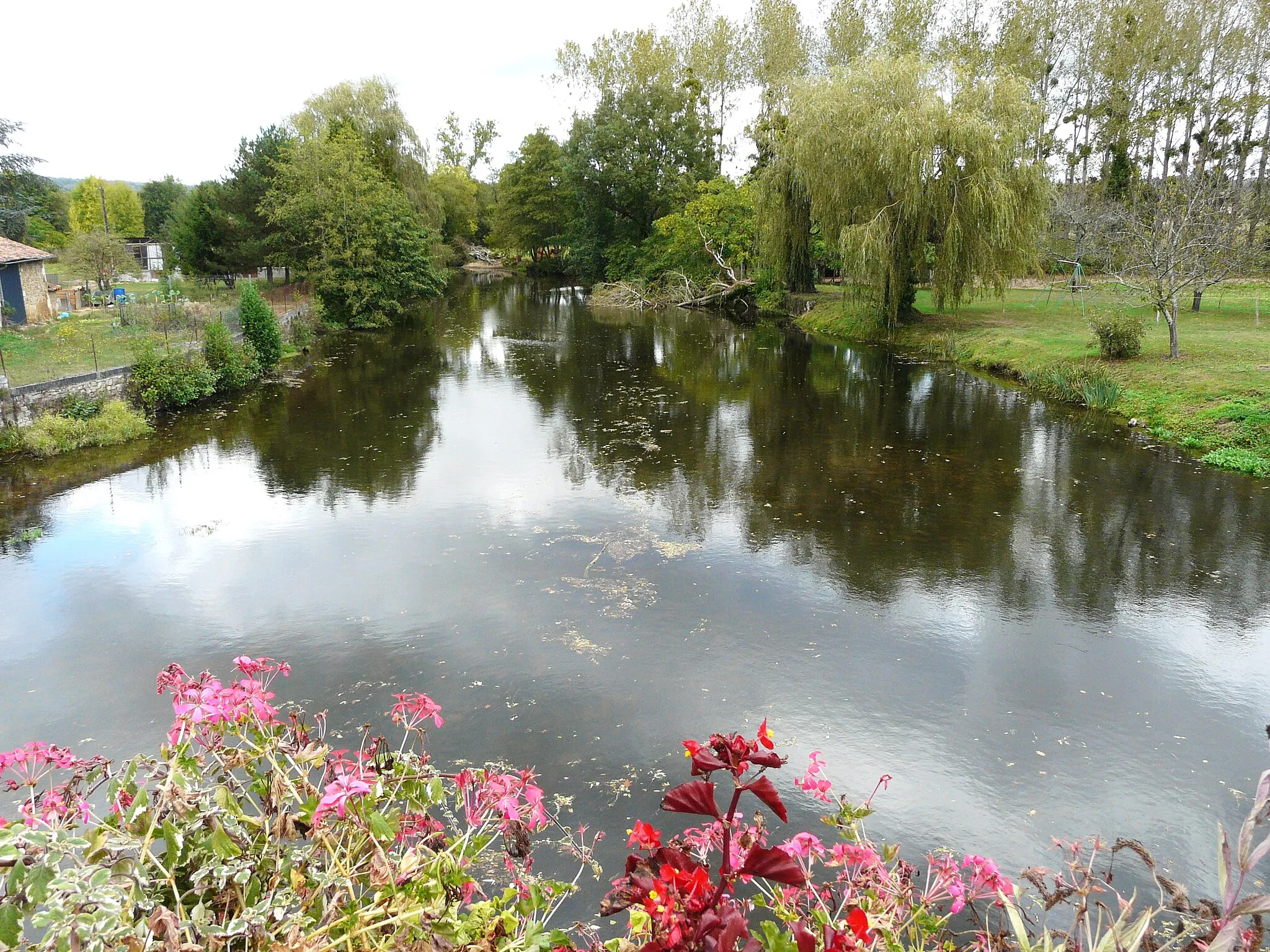 Photo showing: La Tardoire en amont du pont de la route départementale 6, Montbron, Charente, France