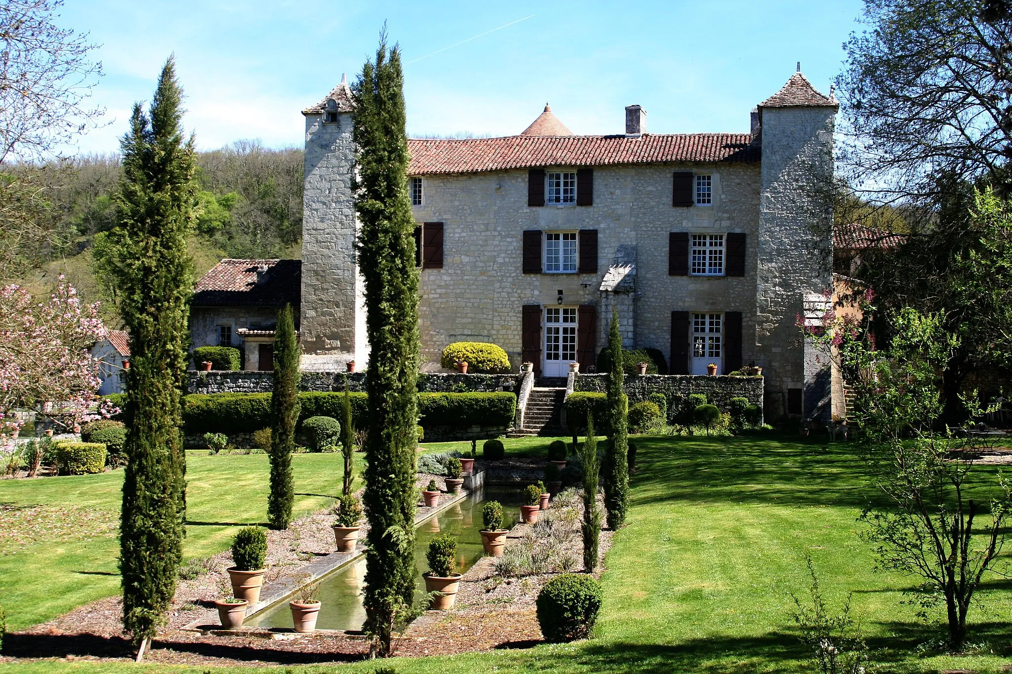 Photo showing: This building is inscrit au titre des monuments historiques de la France. It is indexed in the base Mérimée, a database of architectural heritage maintained by the French Ministry of Culture, under the reference PA16000033 .