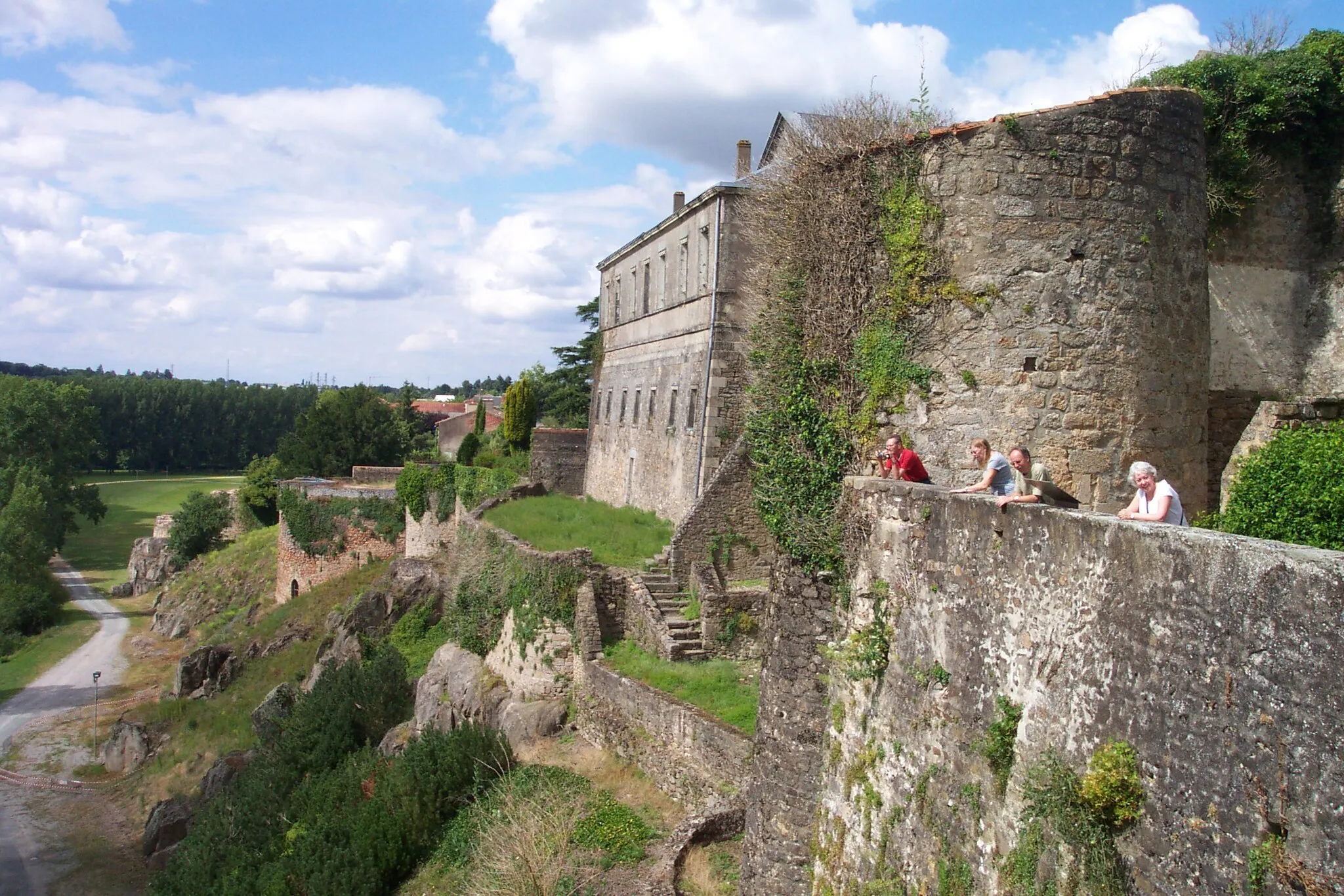 Photo showing: The battlements of the citadel in Parthenay. The building on the battlements is the rear of the town's law courts.