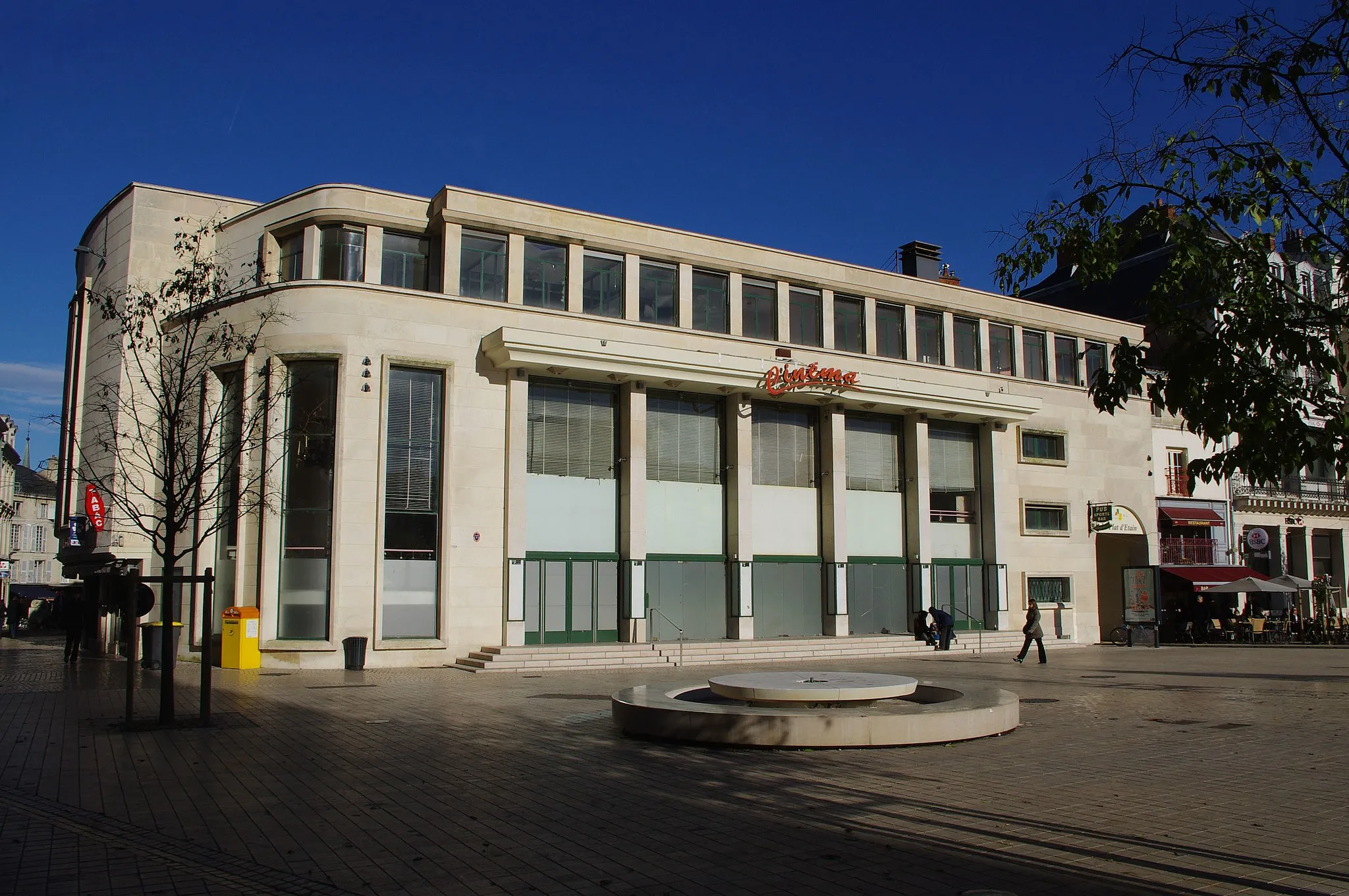 Photo showing: Ancien théâtre municipal de Poitiers (1954) après fermeture (photo décembre 2013)