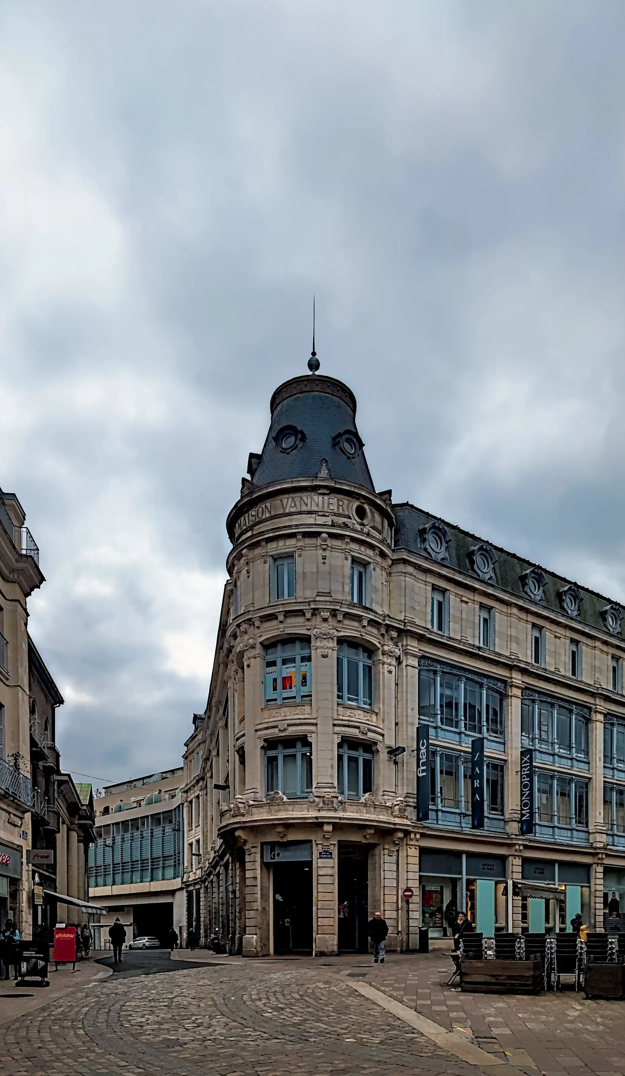 Photo showing: Poitiers - Maison Vannier - Dames de France - Centre commercial Passage Cordeliers