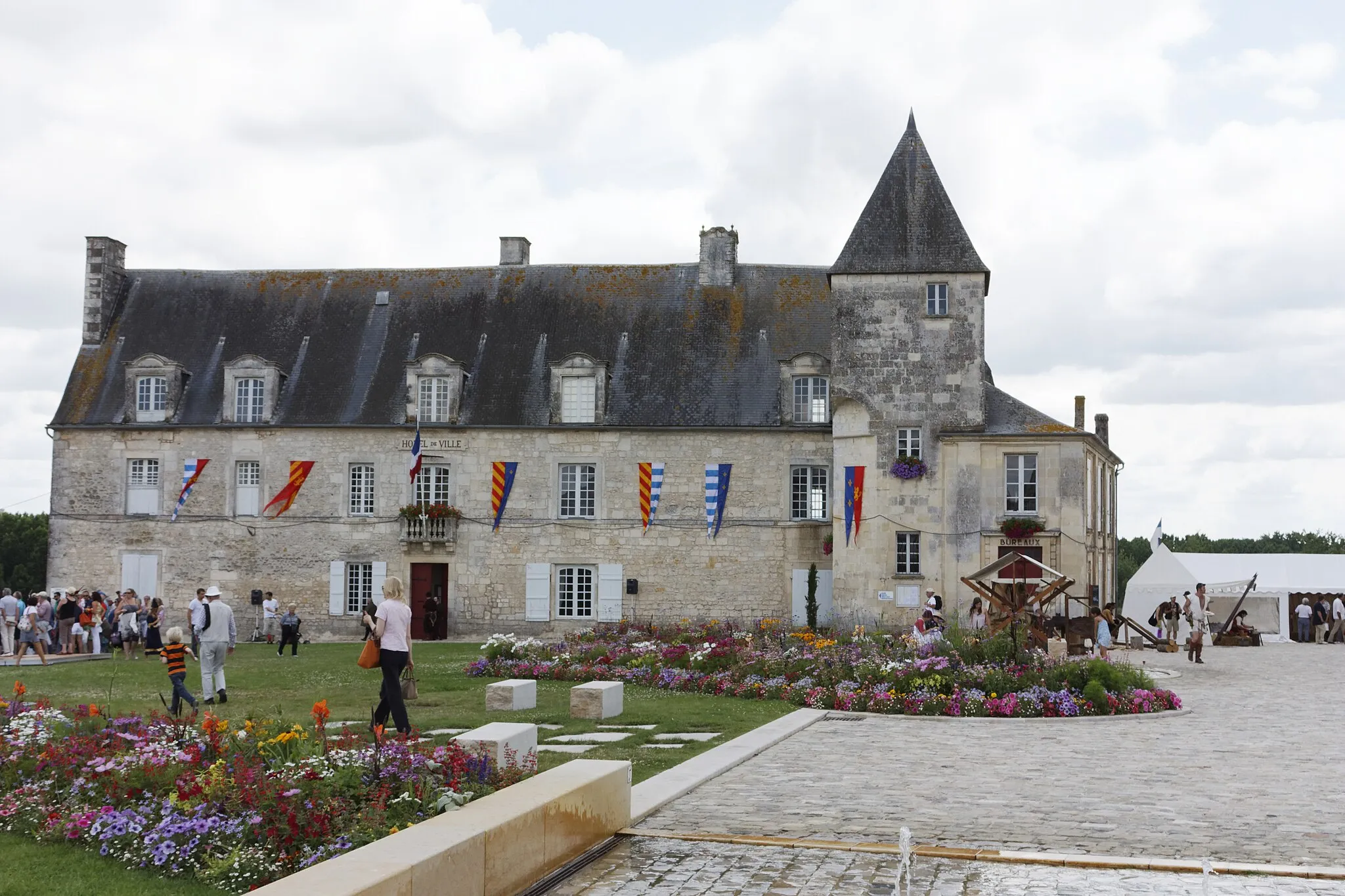 Photo showing: Pons' City Hall, Charente-Maritime, France