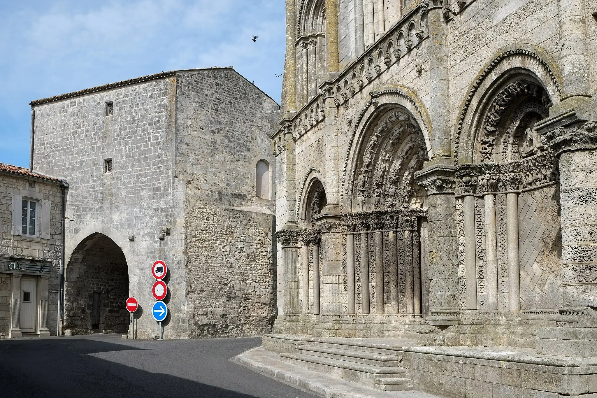 Photo showing: Église Saint-Pierre et Porche Pont-l'Abbé-d'Arnoult Charente-Maritime France