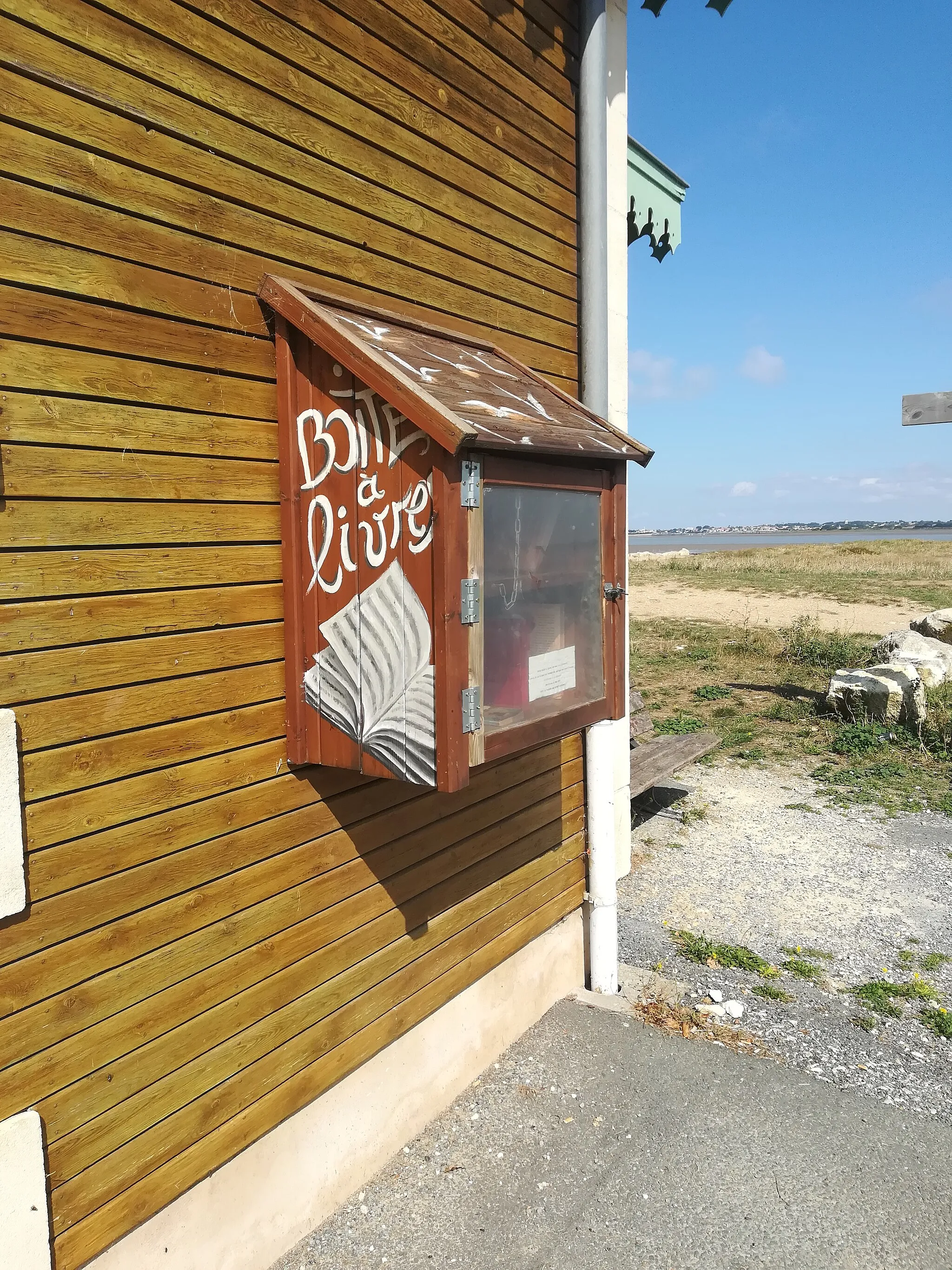Photo showing: Port-des-Barques - office de tourisme - boite à livres