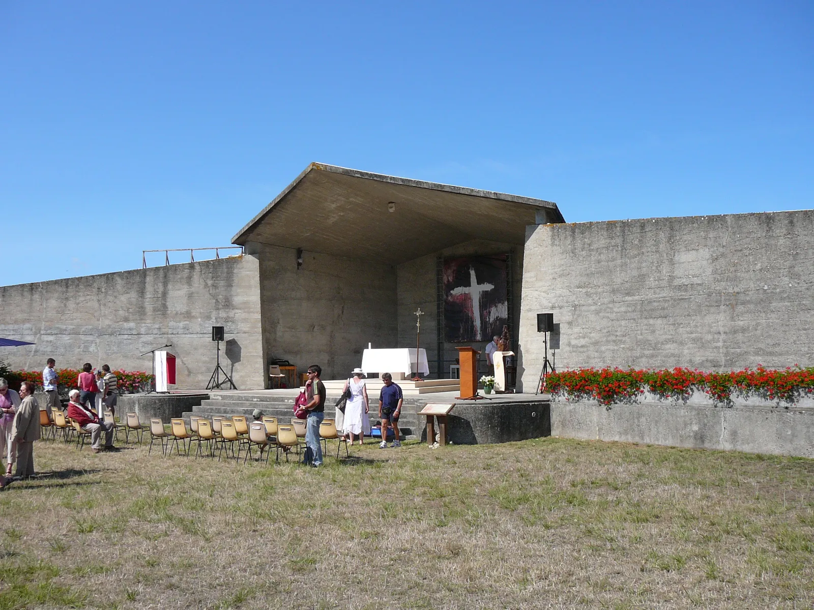 Photo showing: Catholic outside altar in Port-des-Barques, Charente-Maritime (17), Poitou-Charentes, France, Europe.