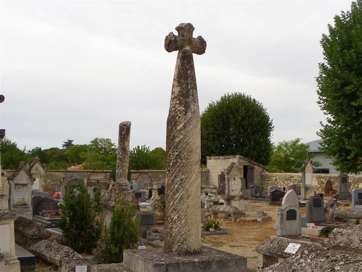 Photo showing: Croix de cimetière de Prahecq