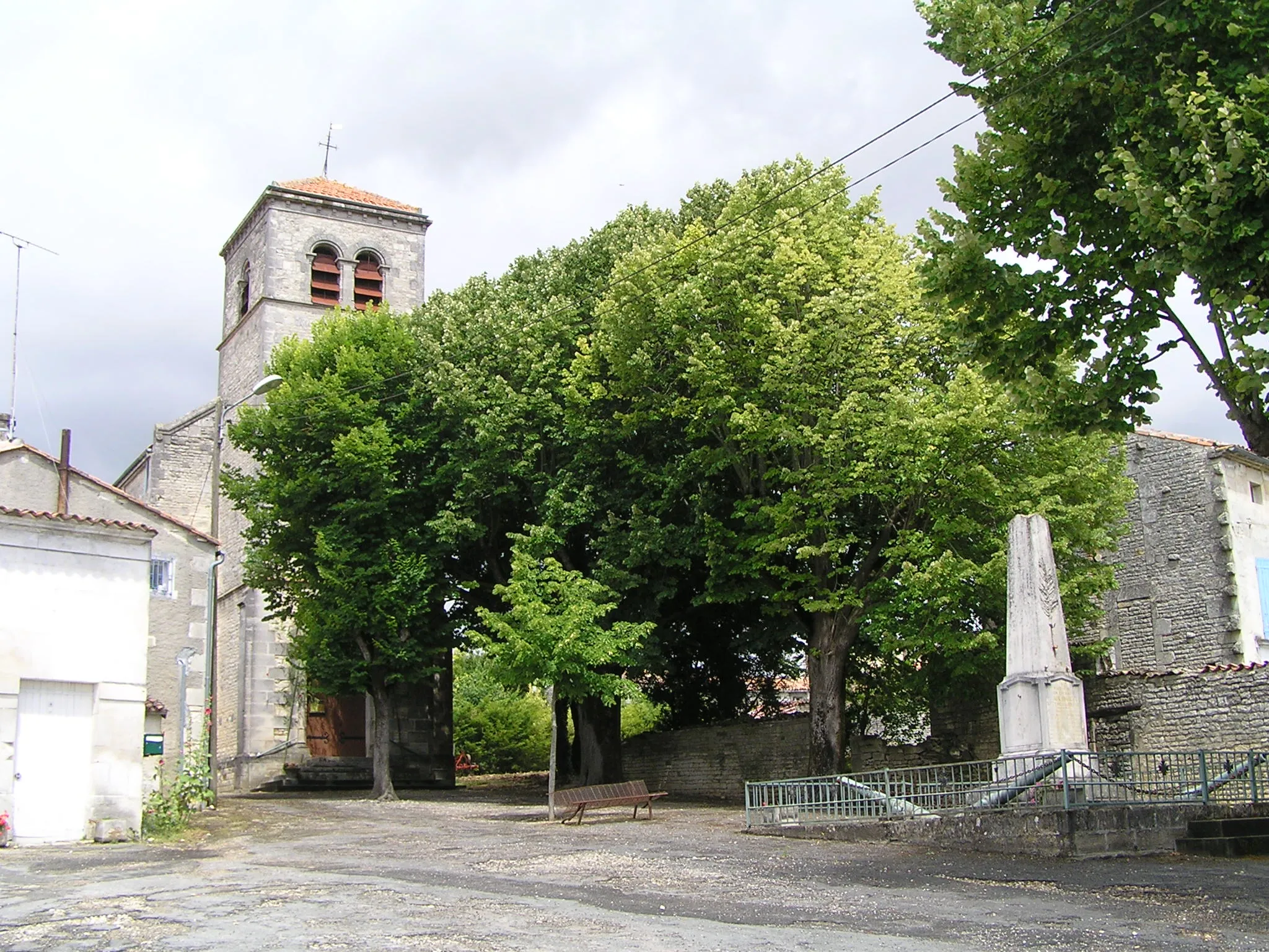 Photo showing: église de Vaux-Rouillac, Charente, France