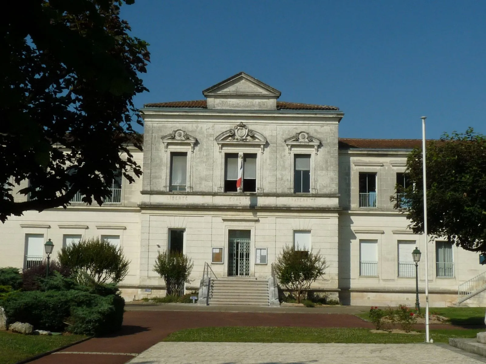 Photo showing: Town hall of Ruelle, Charente, SW France