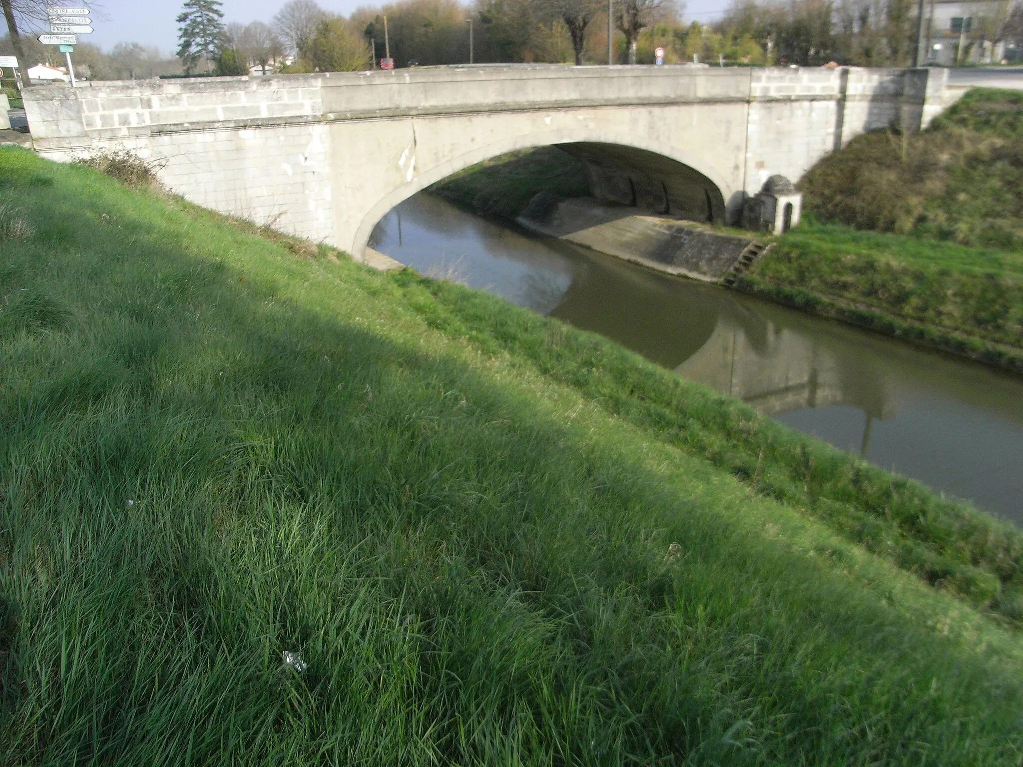 Photo showing: French canal from River Charente to River Seudre