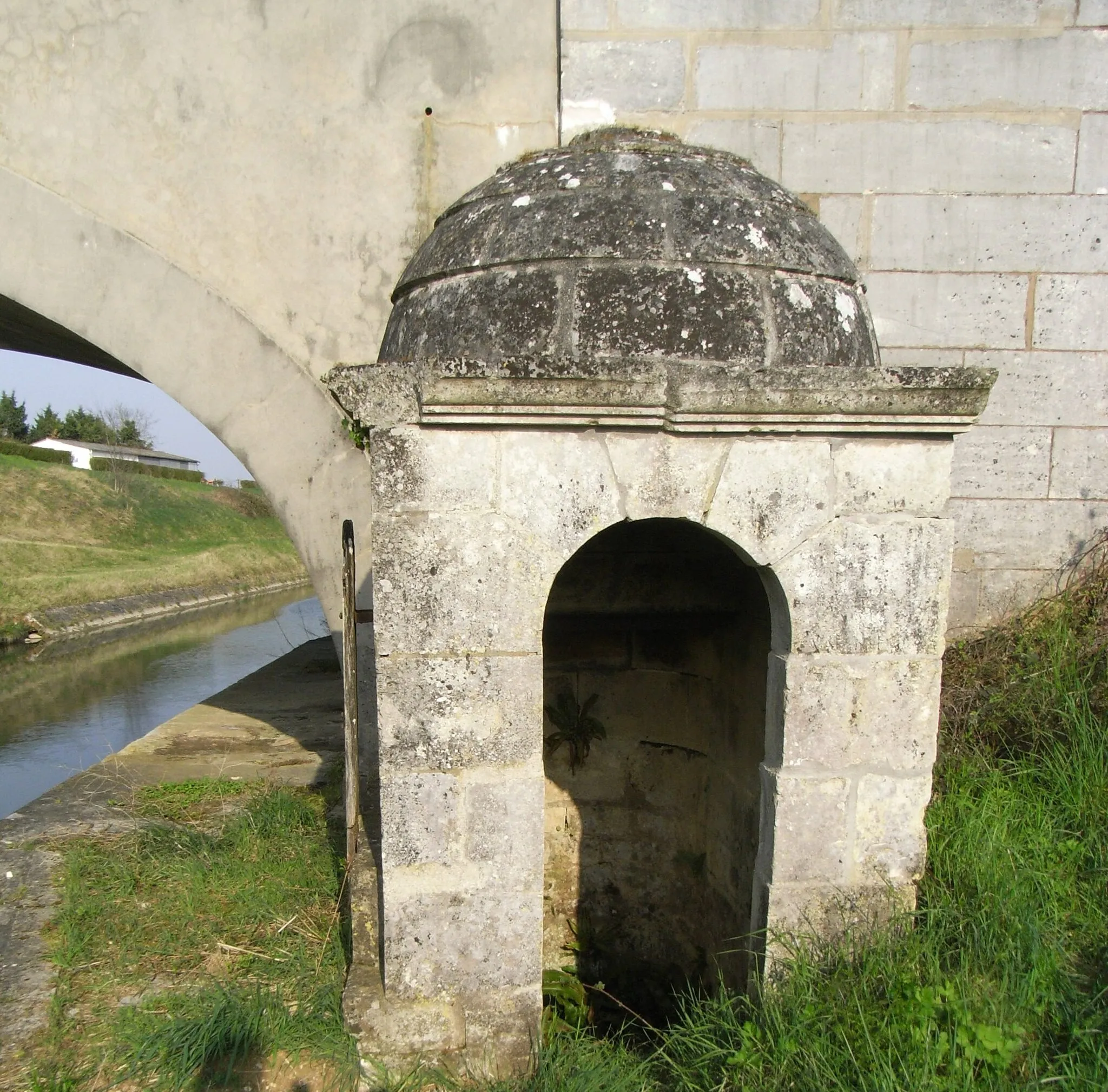 Photo showing: French canal at Charente to Seudre