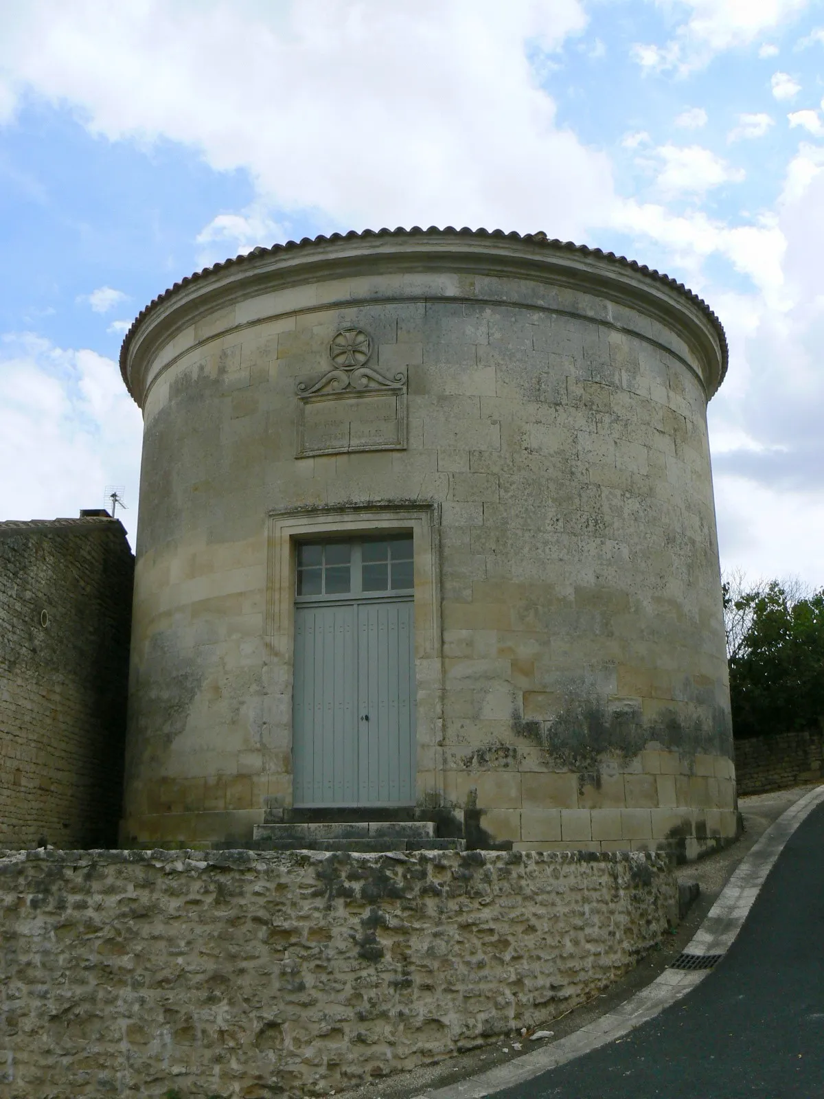 Photo showing: This building is indexed in the base Mérimée, a database of architectural heritage maintained by the French Ministry of Culture, under the reference PA79000014 .