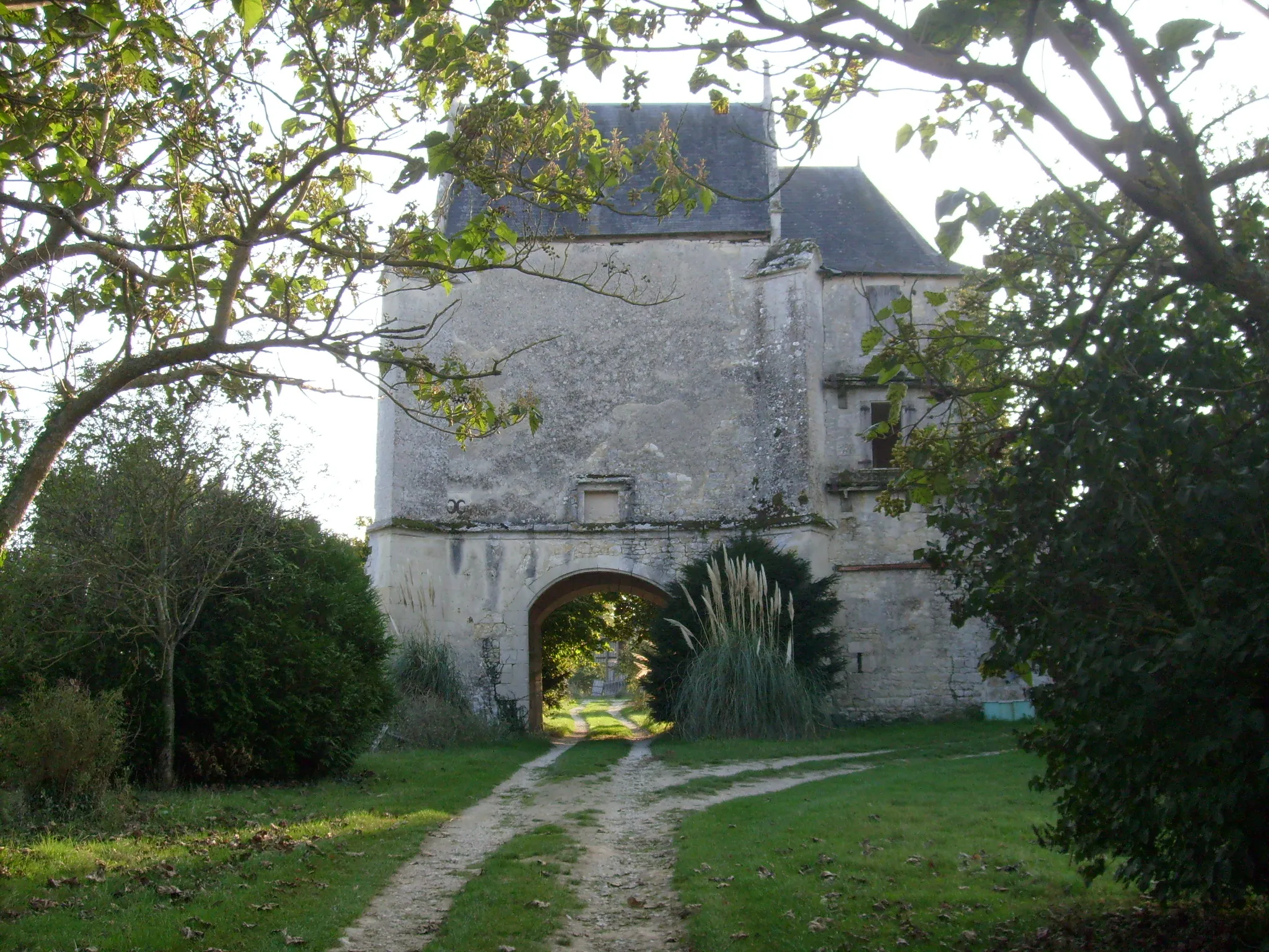 Photo showing: Château de Romefort : Porche surmonté de la chapelle castrale