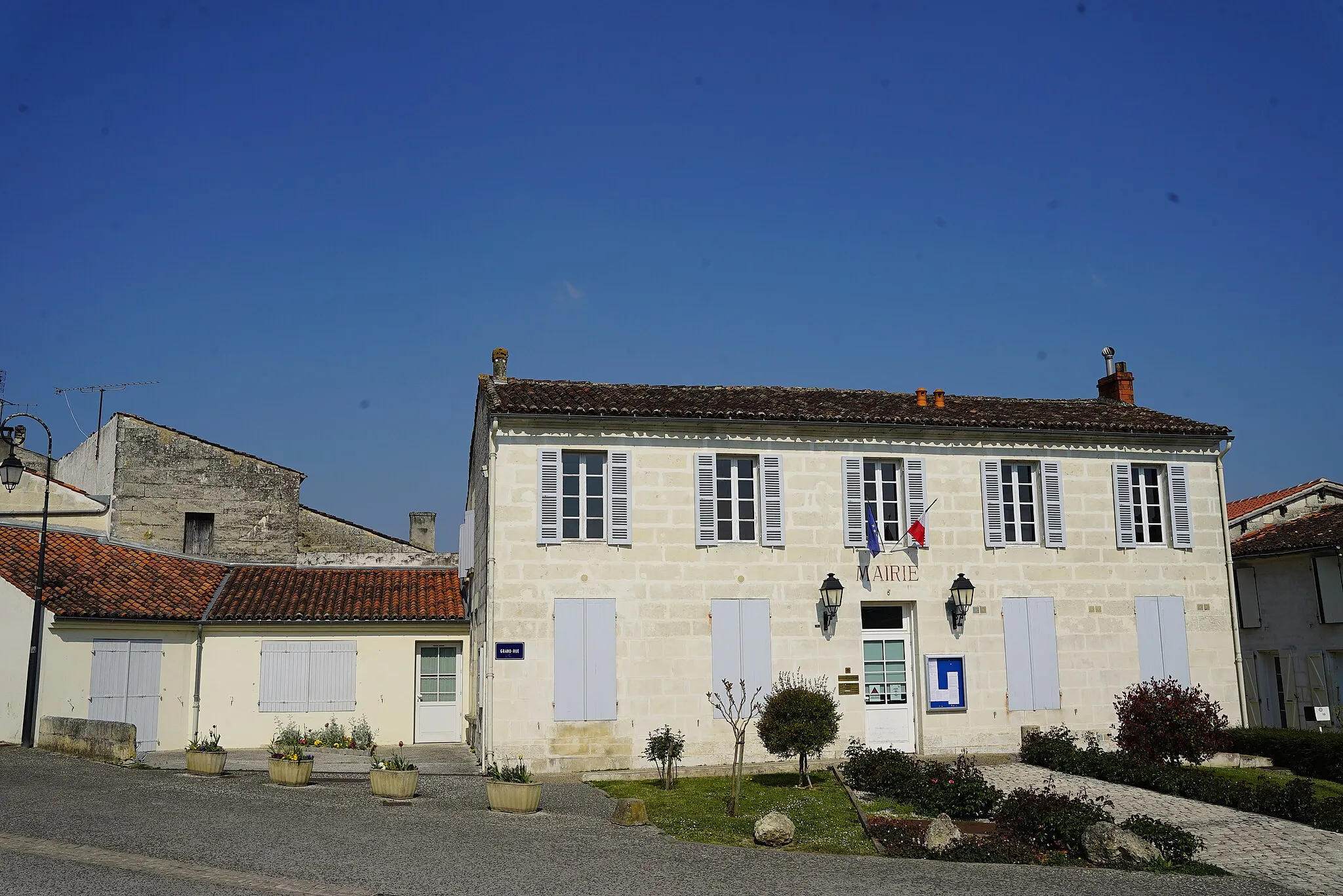 Photo showing: au village de saint georges.