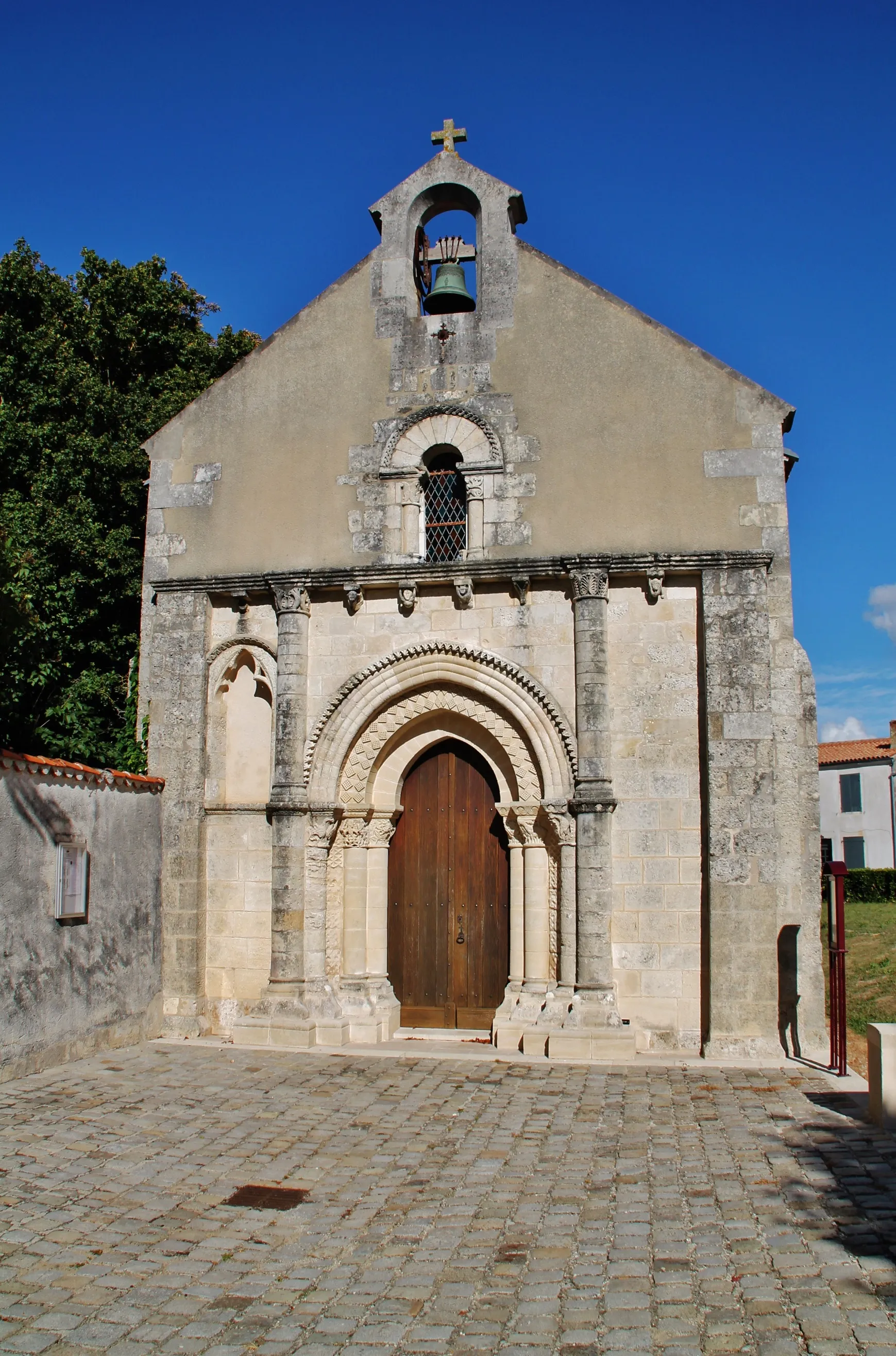 Photo showing: église St Rogatien