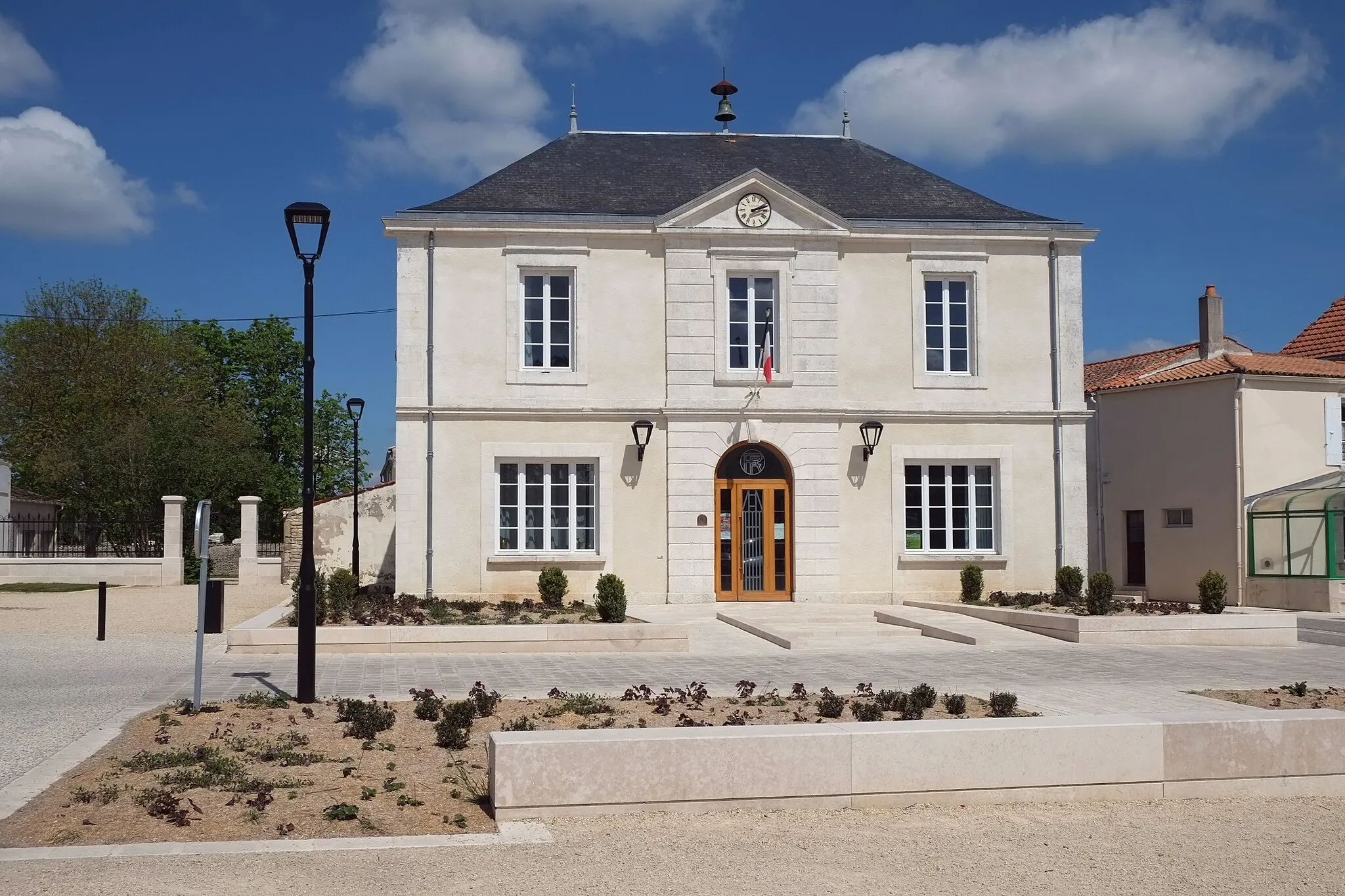 Photo showing: Mairie Saint-Sauveur d'Aunis Charente-Maritime France