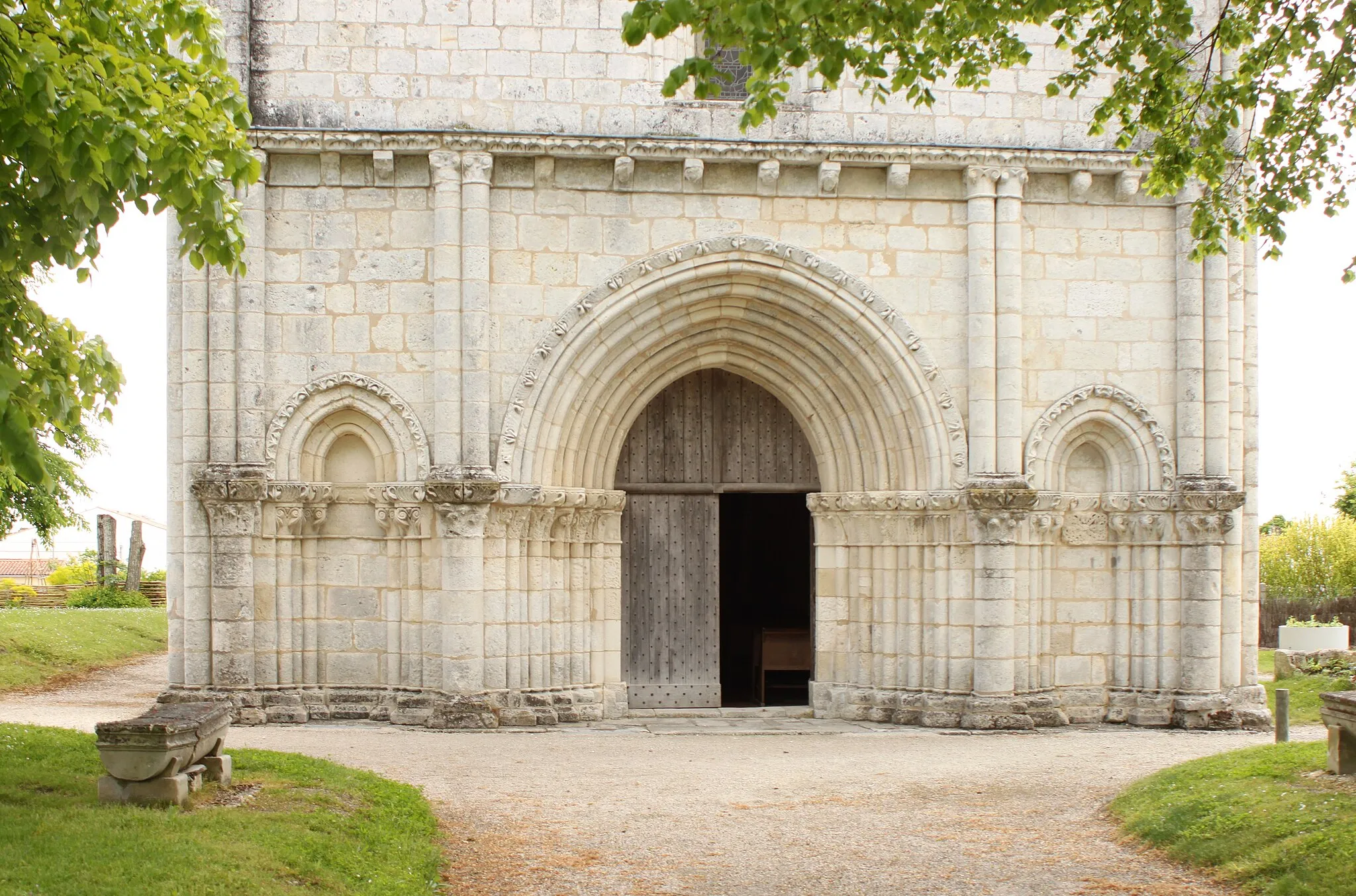 Photo showing: Église Saint-Sulpice, façade, Fr-17-Saint-Sulpice-de-Royan.
