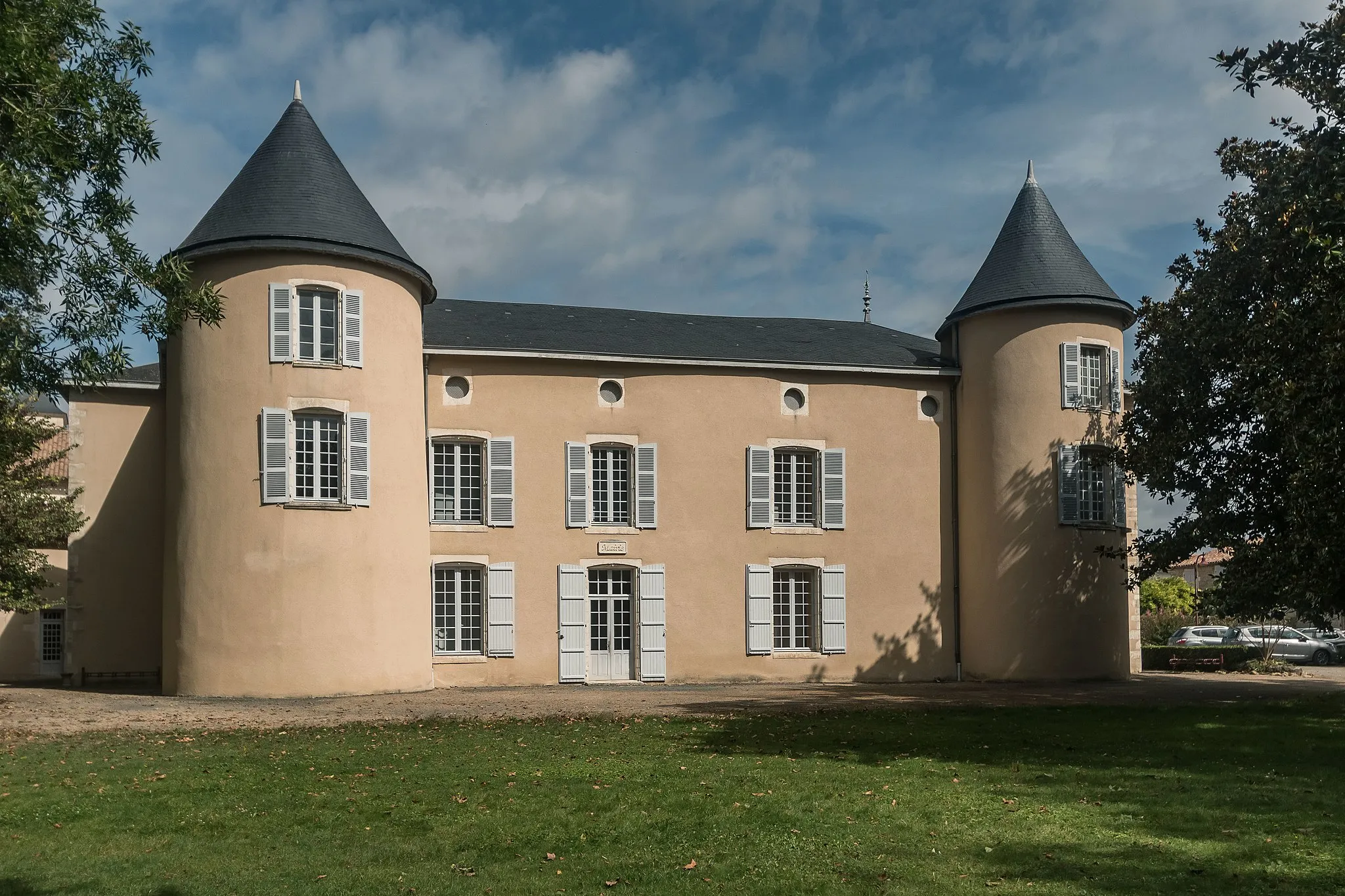 Photo showing: This building is indexed in the base Mérimée, a database of architectural heritage maintained by the French Ministry of Culture, under the reference PA79000015 .