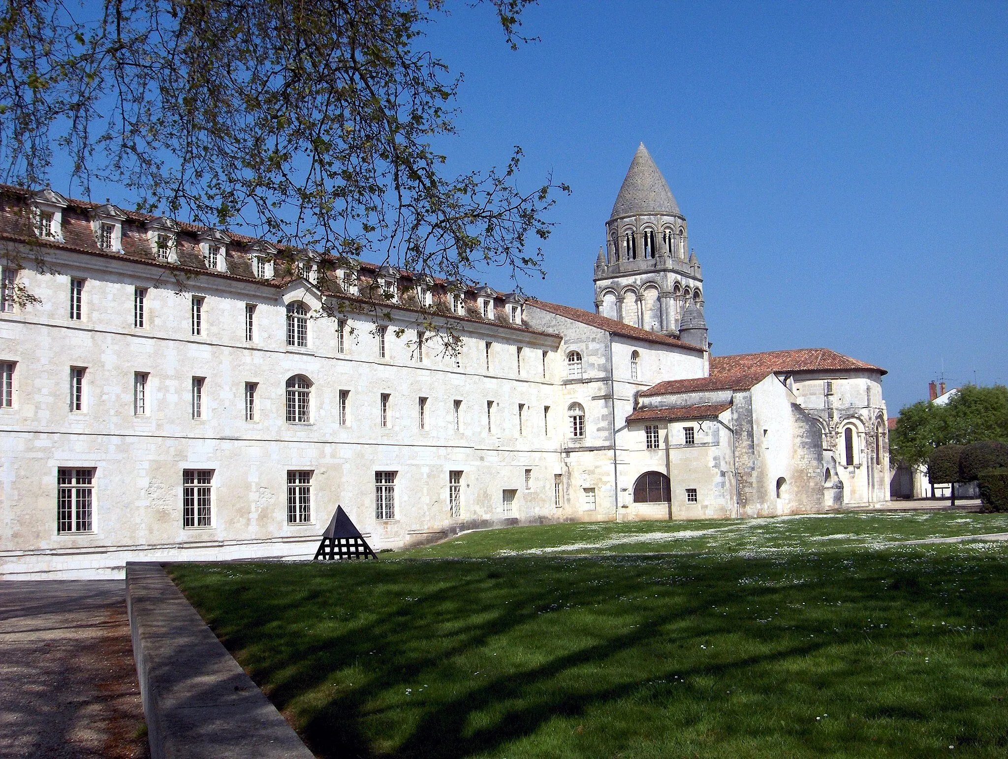 Photo showing: Abbaye aux Dames, Saintes, Charente-Maritime, France