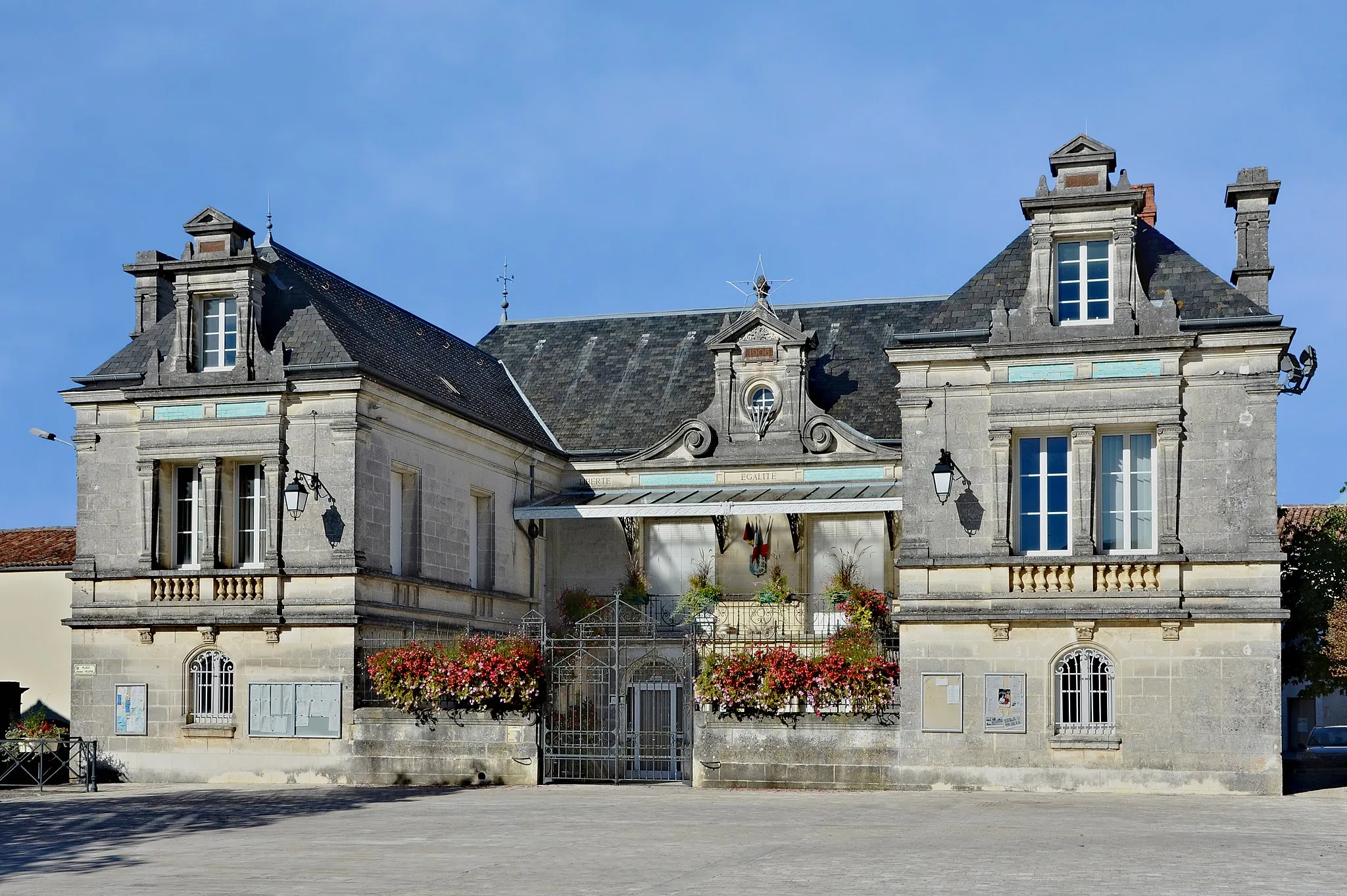 Photo showing: This building is indexed in the base Mérimée, a database of architectural heritage maintained by the French Ministry of Culture, under the reference IA00042380 .