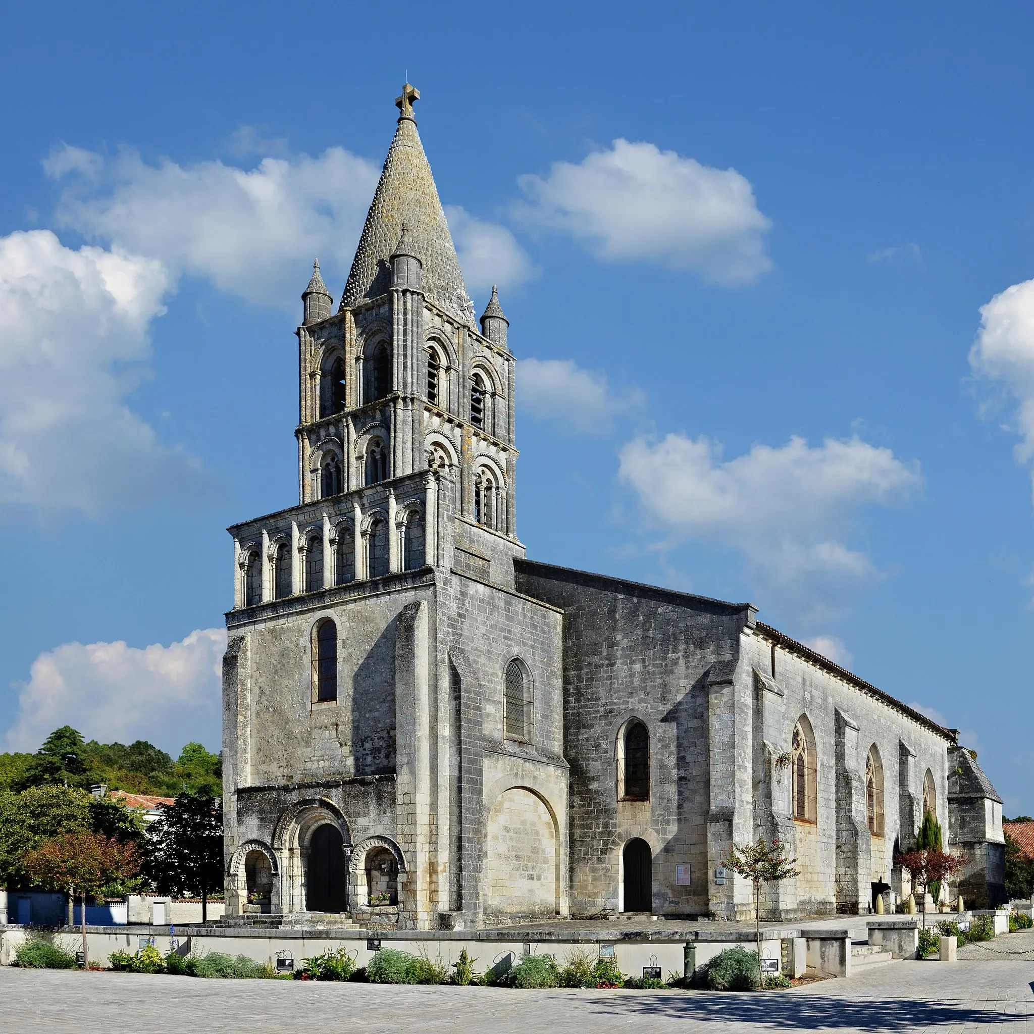 Photo showing: This building is classé au titre des monuments historiques de la France. It is indexed in the base Mérimée, a database of architectural heritage maintained by the French Ministry of Culture, under the reference PA00104513 .