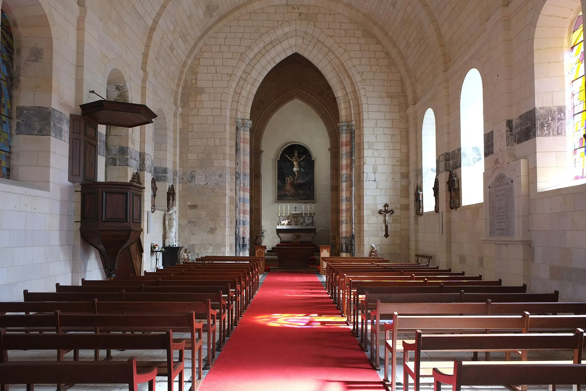 Photo showing: Nef de l'église Saint-Pierre, Soubise, Charente-Maritime, France. La nef est ornée d'une litre funéraire aux armes de Rohan.