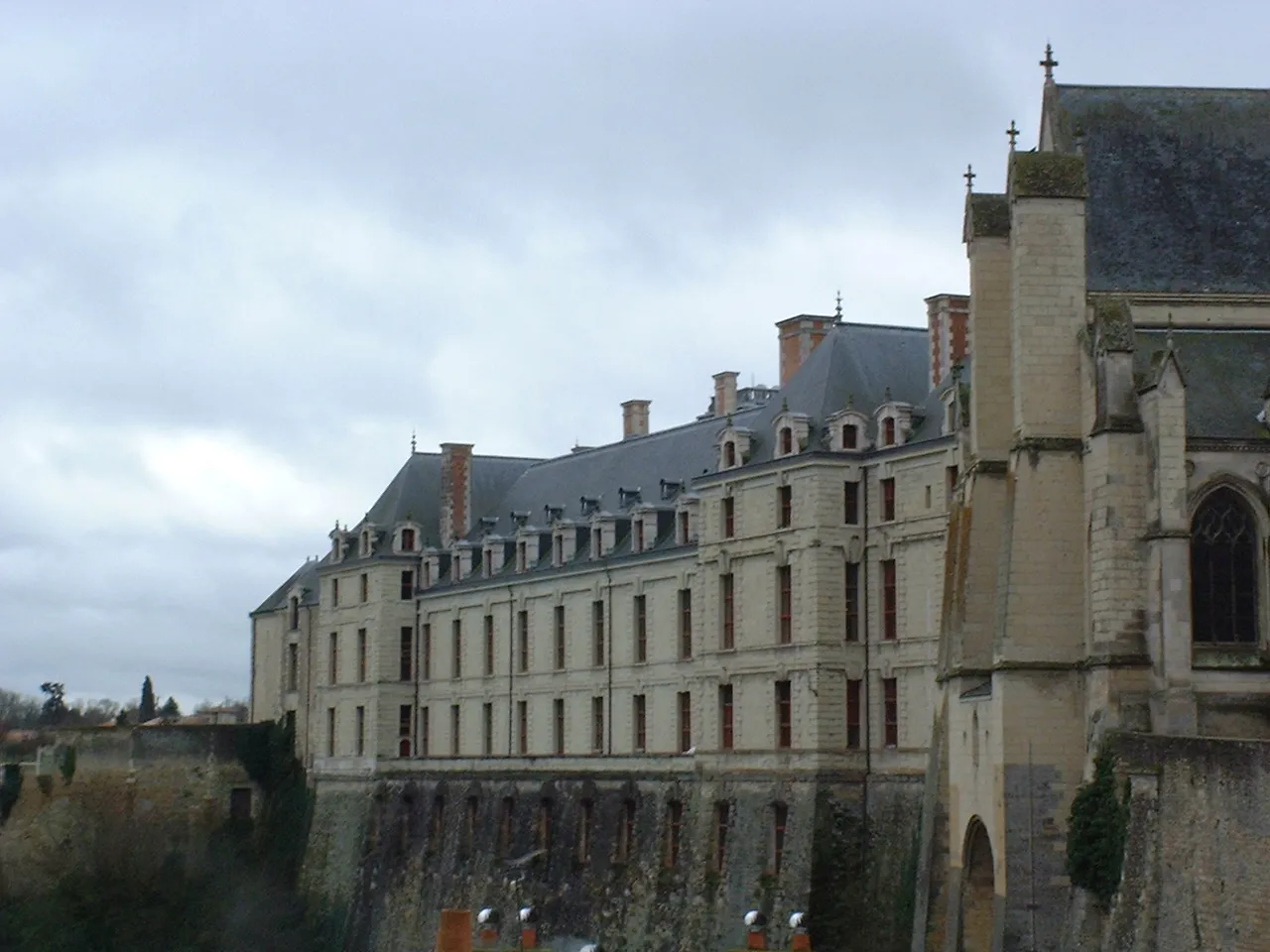 Photo showing: Château de la Tremoïlle, Thouars, France. Le château, surplombant la rivière. Sur la droite, une partie de la chapelle du château.