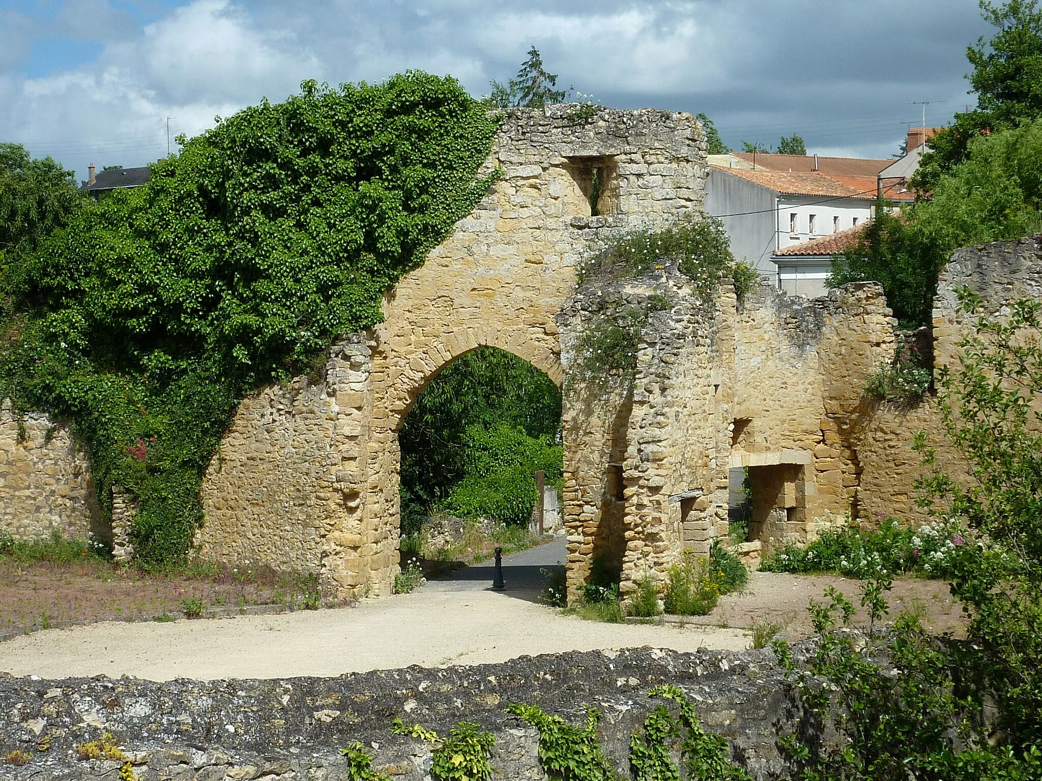 Photo showing: This building is classé au titre des monuments historiques de la France. It is indexed in the base Mérimée, a database of architectural heritage maintained by the French Ministry of Culture, under the reference PA00101390 .