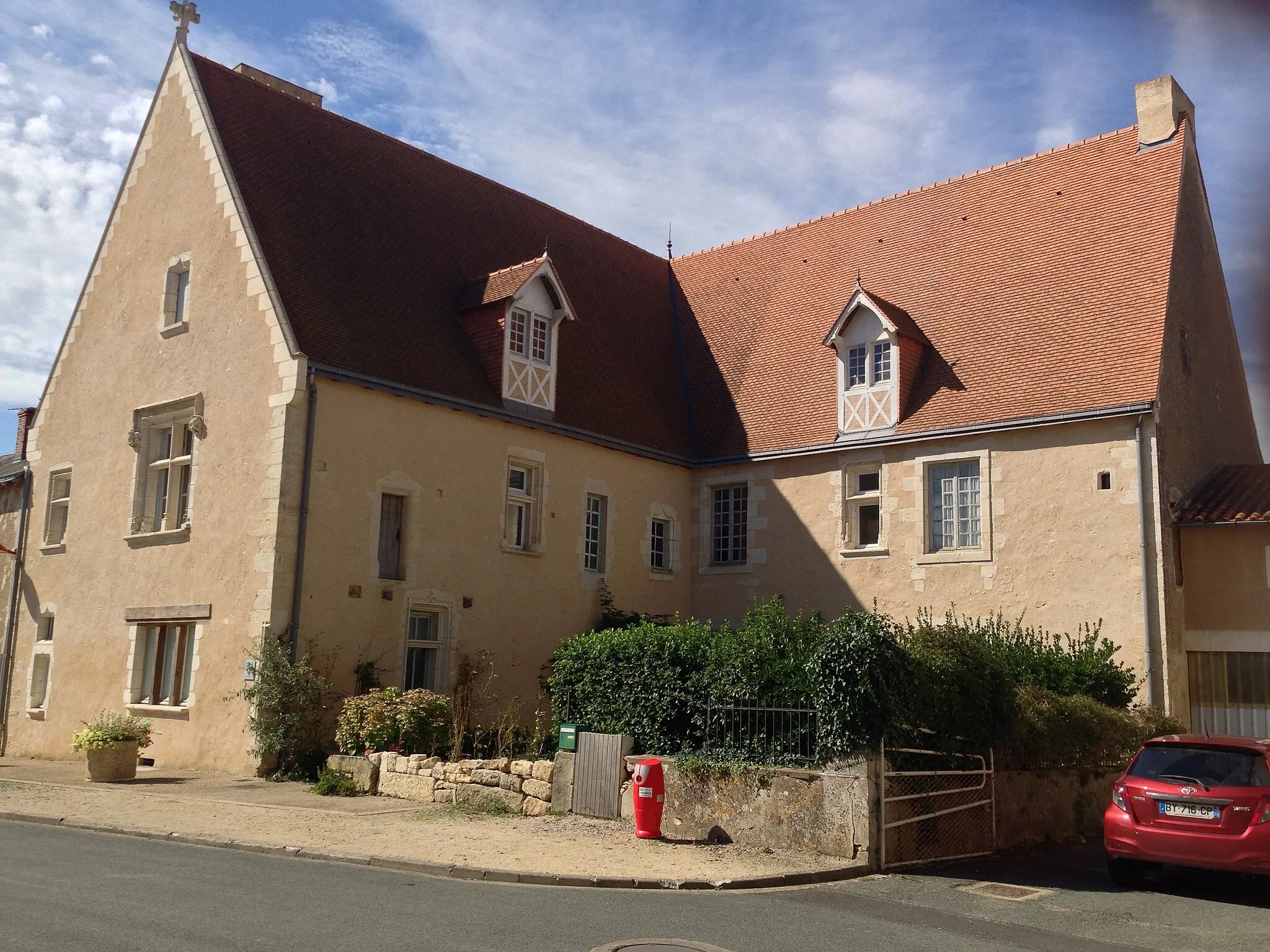 Photo showing: Vieux logis médiéval des abbesses de Sainte-Croix de Poitiers