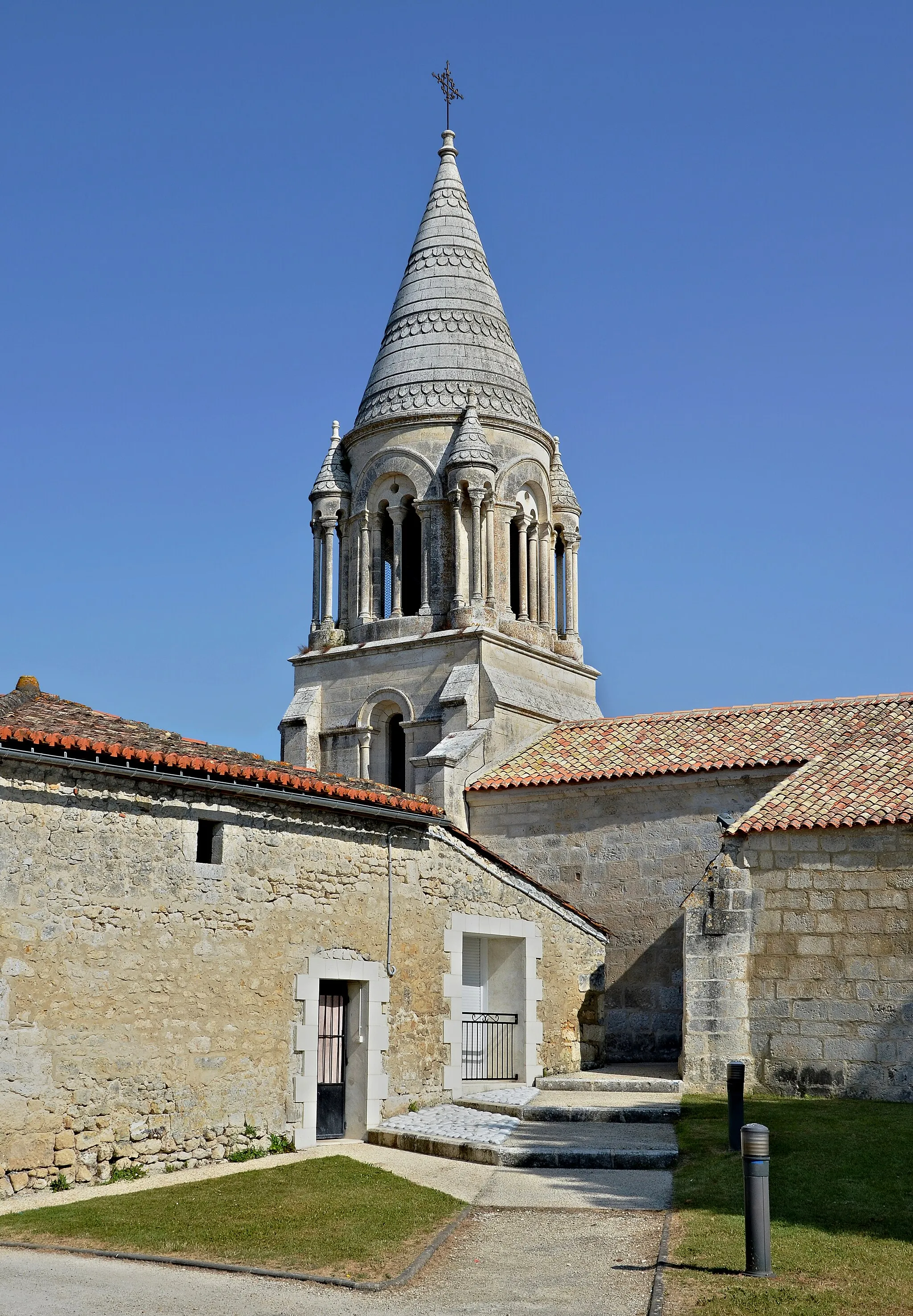 Photo showing: Clock tower (19th century) of the church, as seen from SE, Vœuil-et-Giget, Charente, France.