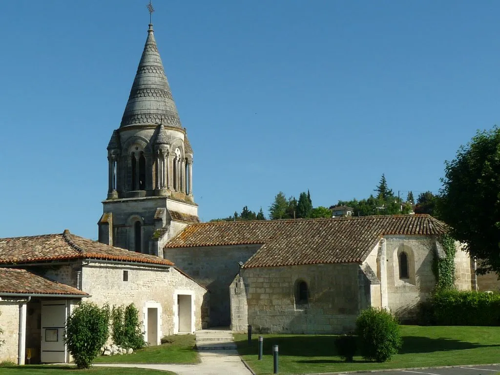Photo showing: the romanesque church of Voeuil-et-Giget, Charente, France