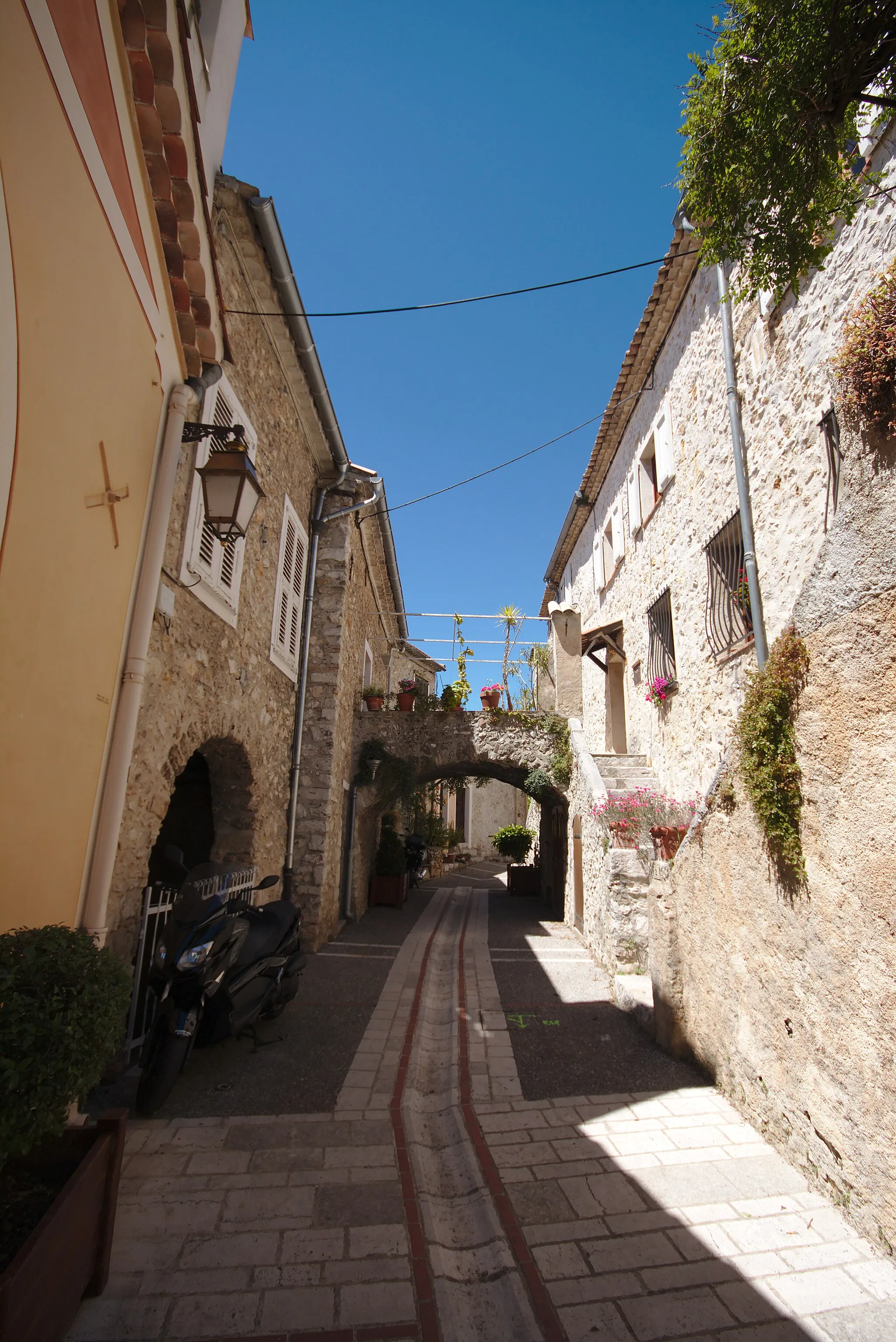 Photo showing: Alley in Aspremont, Alpes Maritimes, France