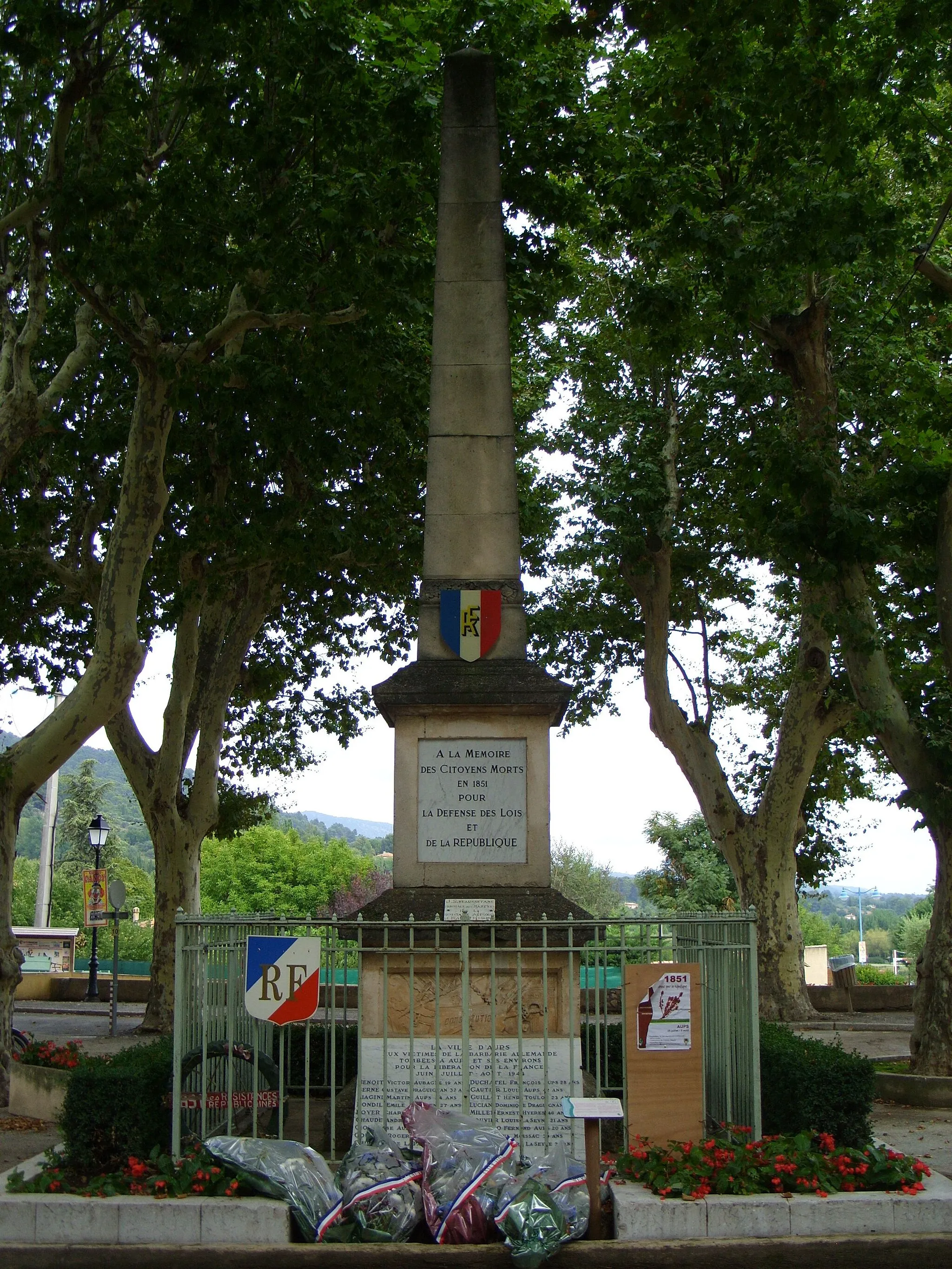 Photo showing: Monument de l'insurrection et de la résistance, place Martin Bidouré (face ouest). Obélisque érigé en 1881.