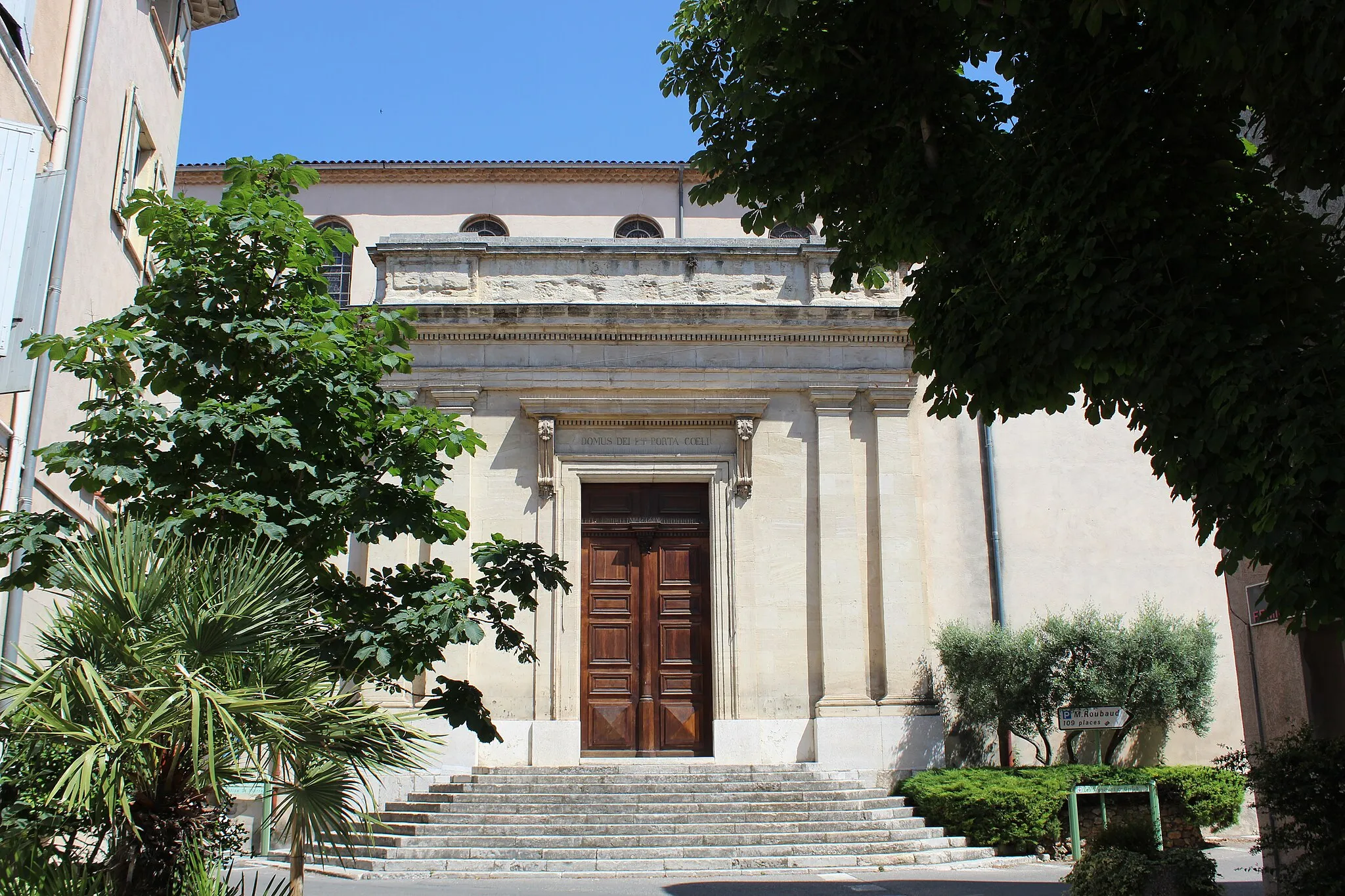 Photo showing: Portail latéral de l'église Saint-Pierre d'Auriol (erreur de nommage de l'image).