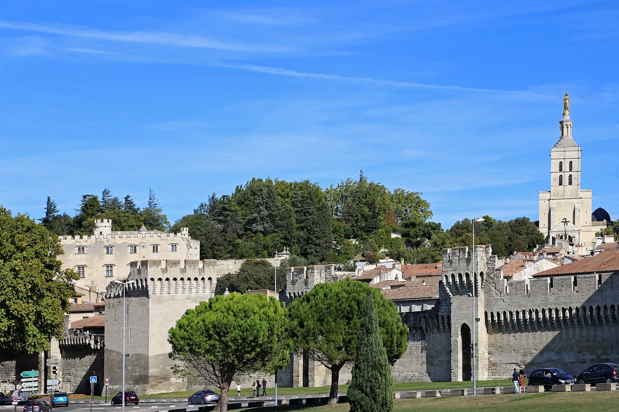 Photo showing: City walls of Avignon, France. In the background on the right is the statue of the Virgin Mary on the west tower of the cathedral. The ring of walls around the old town of Avignon is around 4,330 meters long.