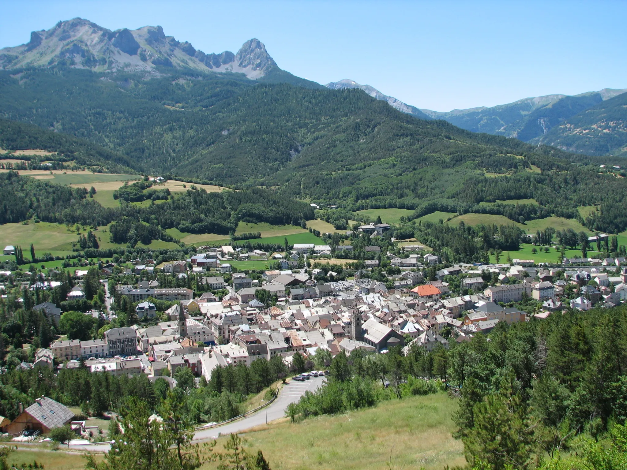 Photo showing: Panorama de Barcelonnette en été