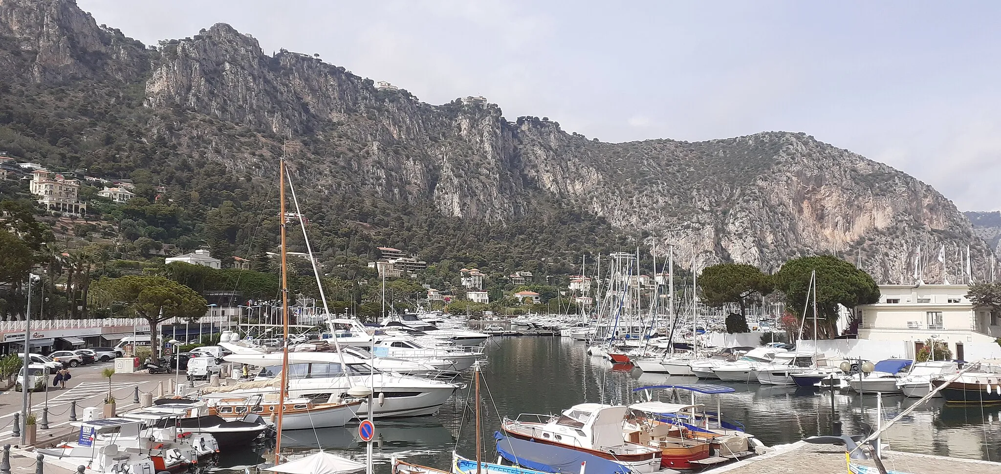 Photo showing: Bateaux de pêche, vedettes et yachts.