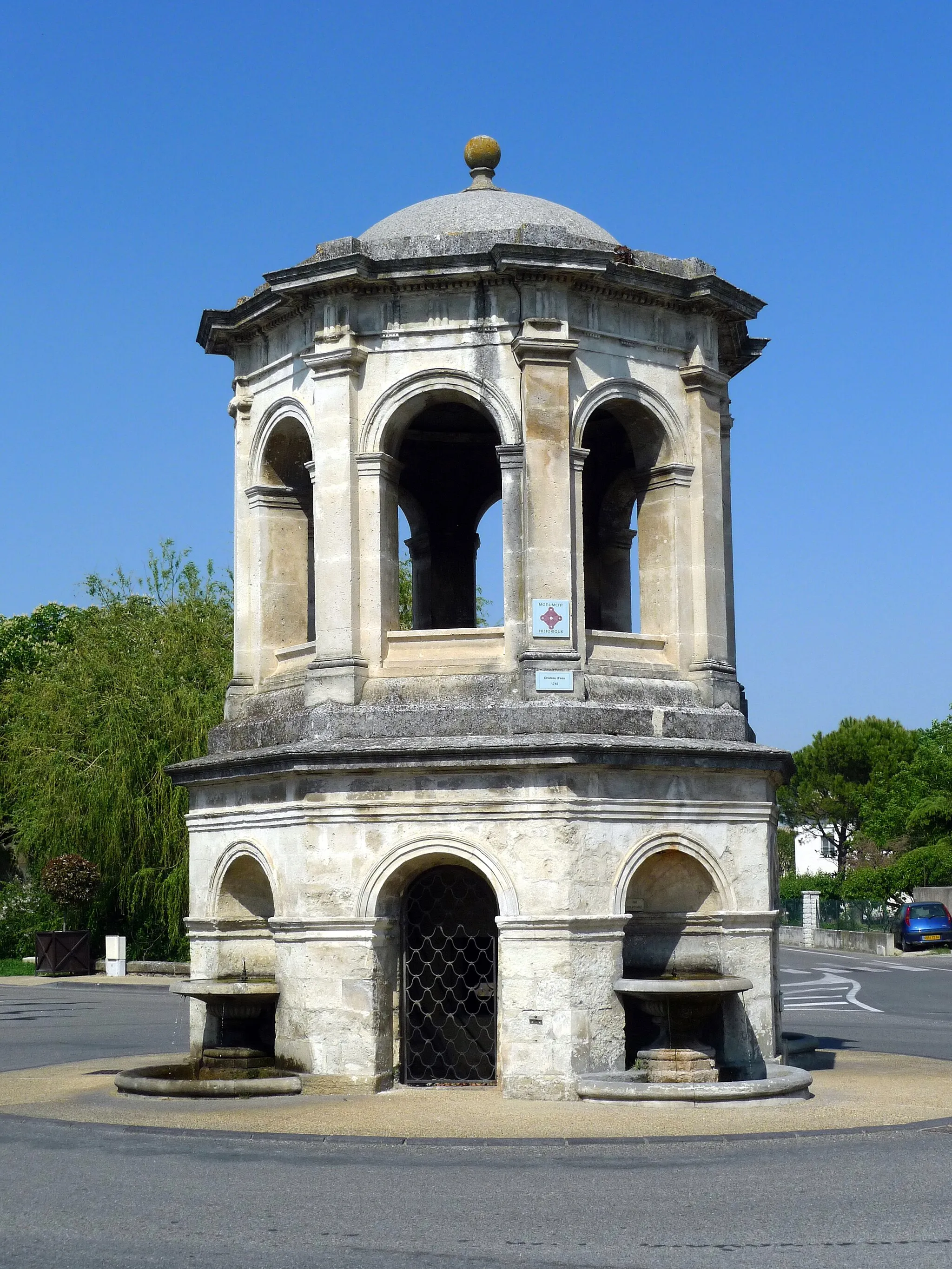 Photo showing: This building is indexed in the base Mérimée, a database of architectural heritage maintained by the French Ministry of Culture, under the reference PA84000026 .