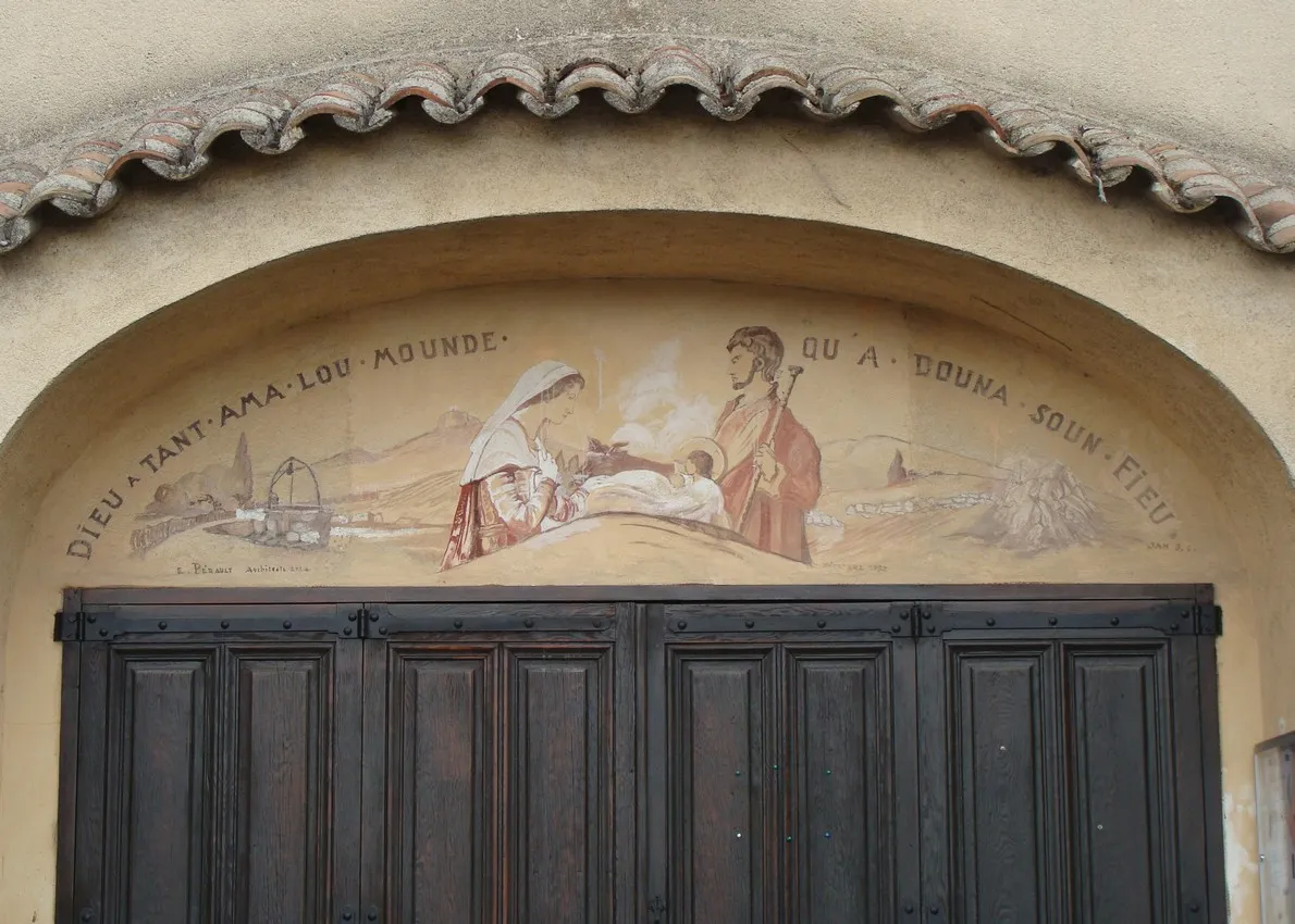 Photo showing: Le fronton de l'église de Belcodène. L'inscription, en provençal, signifie : "Dieu a tant aimé le monde qu'il a donné son fils".